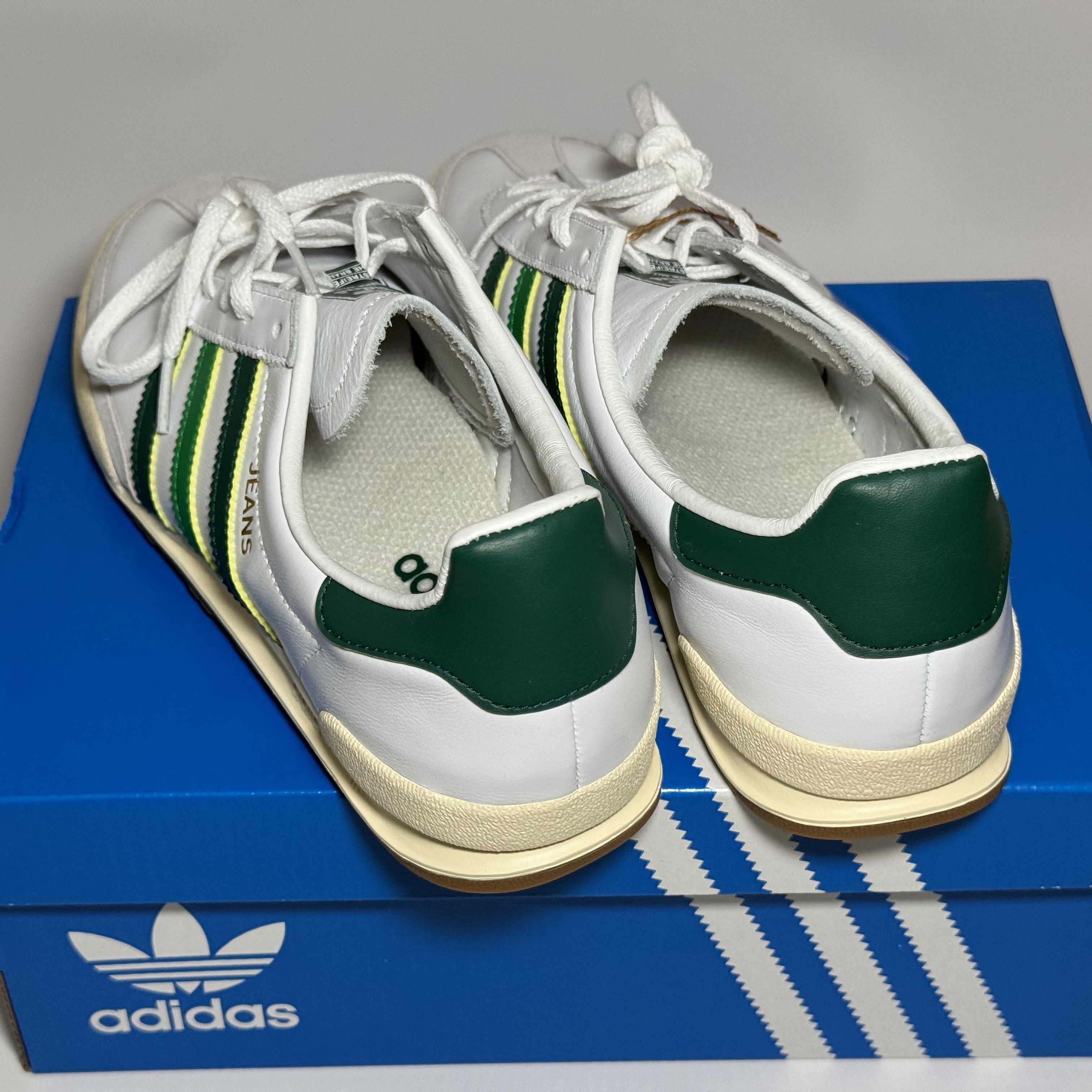 Adidas Originals Jeans Cloud White Collegiate Green 착용 스타일 - 2