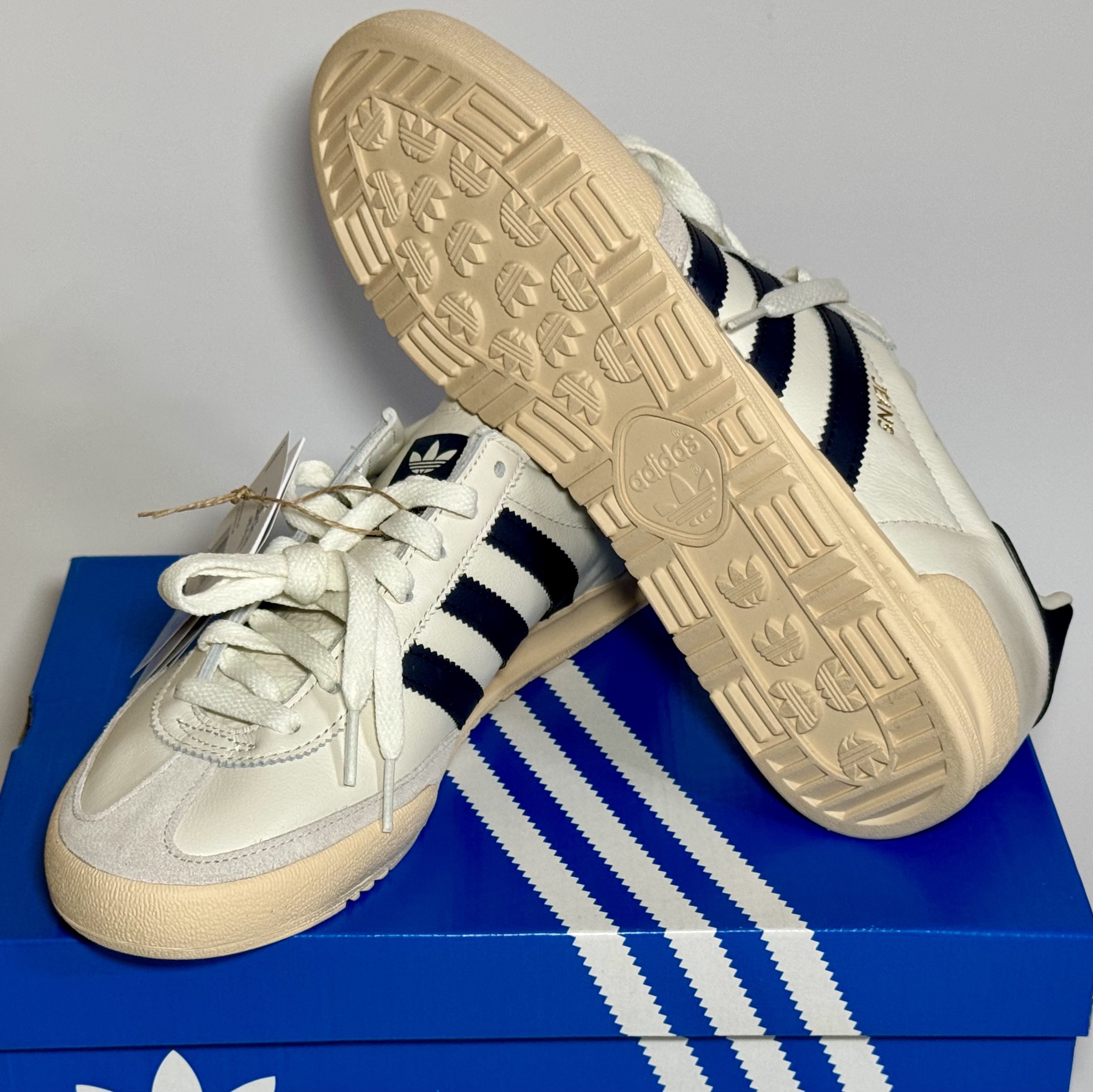 Adidas Jeans Chalk White Sand Strata 착용 스타일 - 2