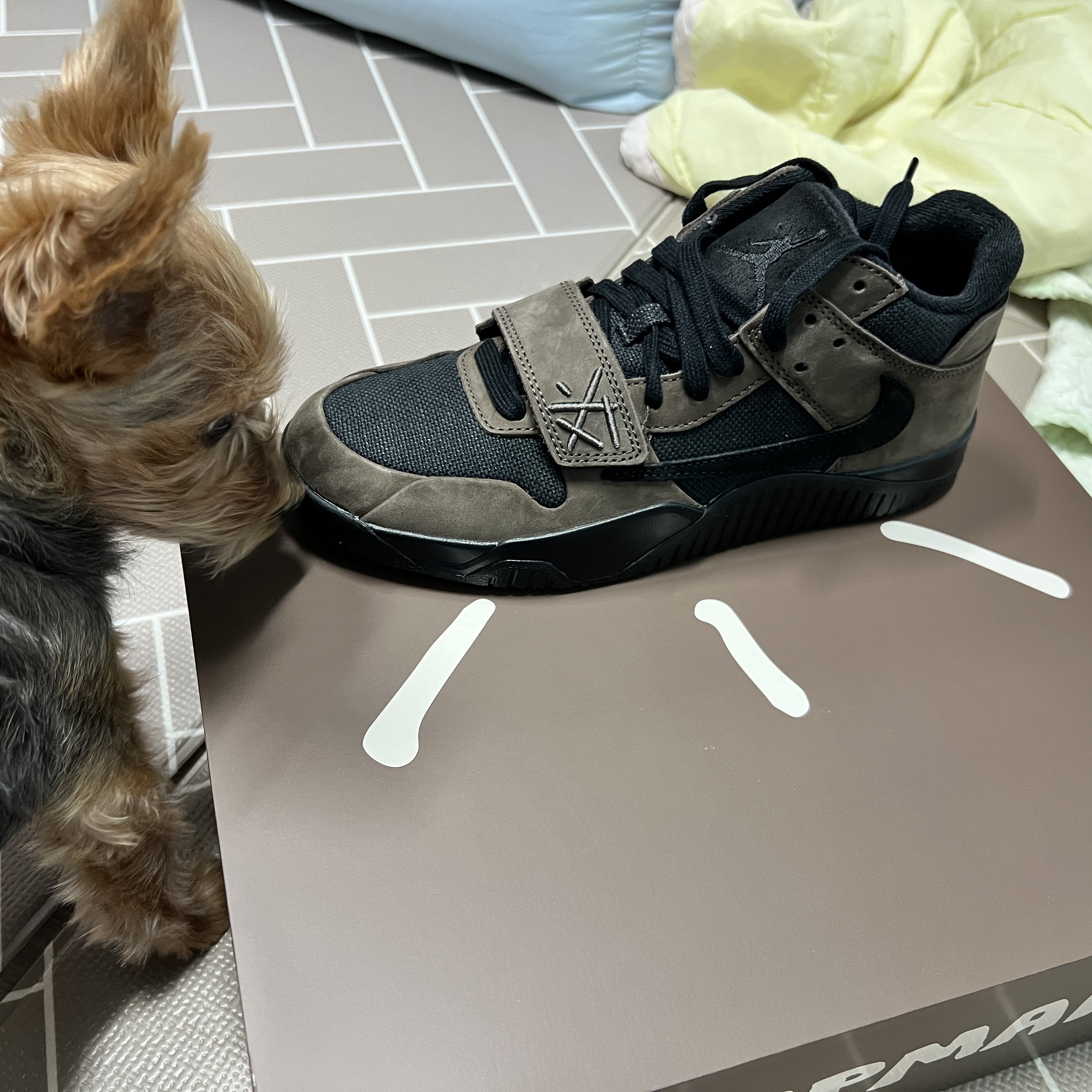 Jordan x Travis Scott Jumpman Jack TR Black and Dark Mocha 착용 스타일 - 2
