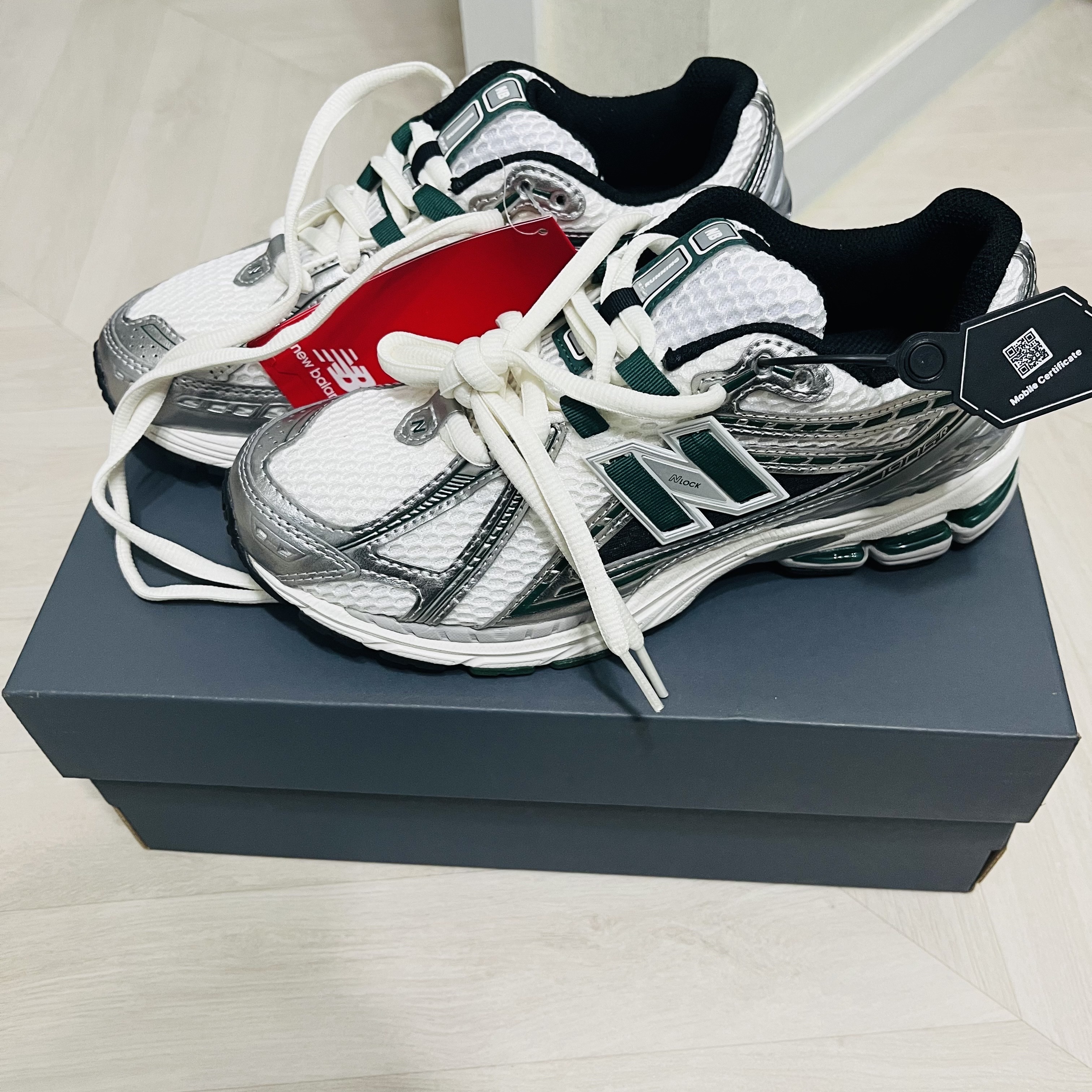 New Balance 1906R Silver Metallic Green 착용 스타일