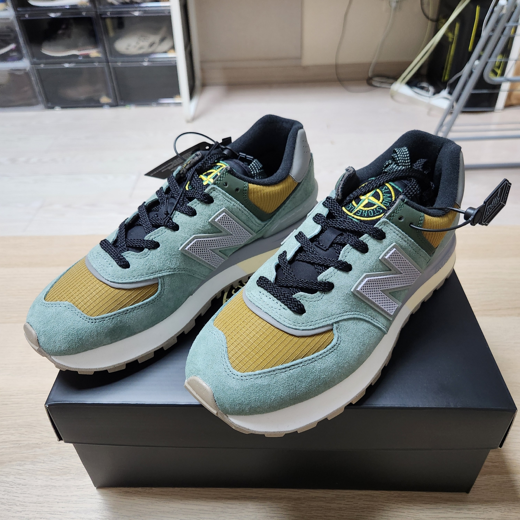 New Balance x Stone Island 574 Legacy Light Green 착용 스타일 - 9