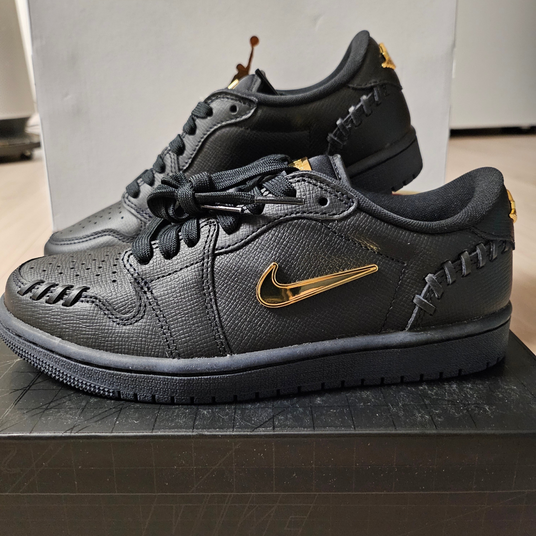 (W) Jordan 1 Low Method of Make Black Metallic Gold 착용 스타일 - 1