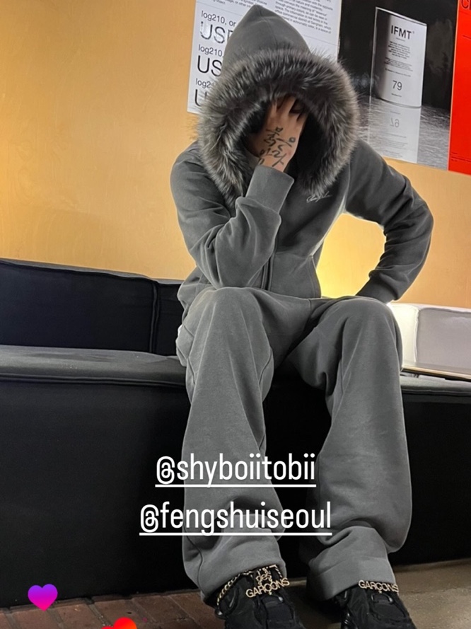 [KREAM 단독 / 프리오더] FENGSHUI Small Logo Fur Hood Zip-Up Jacket Charcoal, [KREAM 단독 / 프리오더] FENGSHUI Small Logo OG Wide Flare Sweatpants Charcoal 착용 스타일