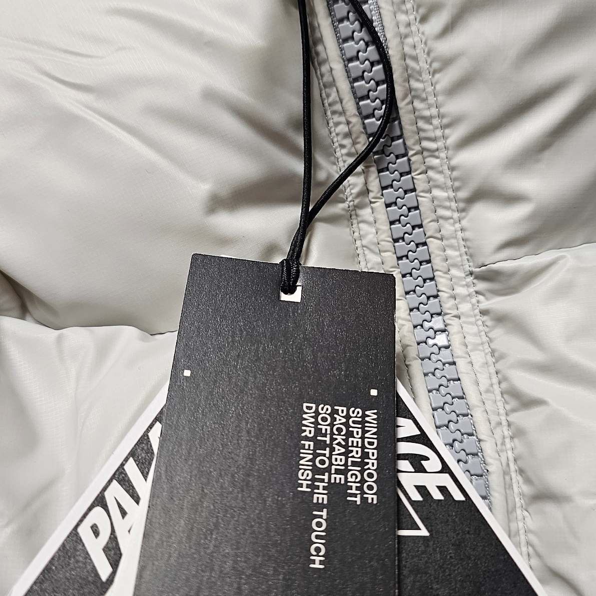 Palace Pertex Opaque Balaclava Puffa Concrete Grey - 24FW 착용 스타일 - 6