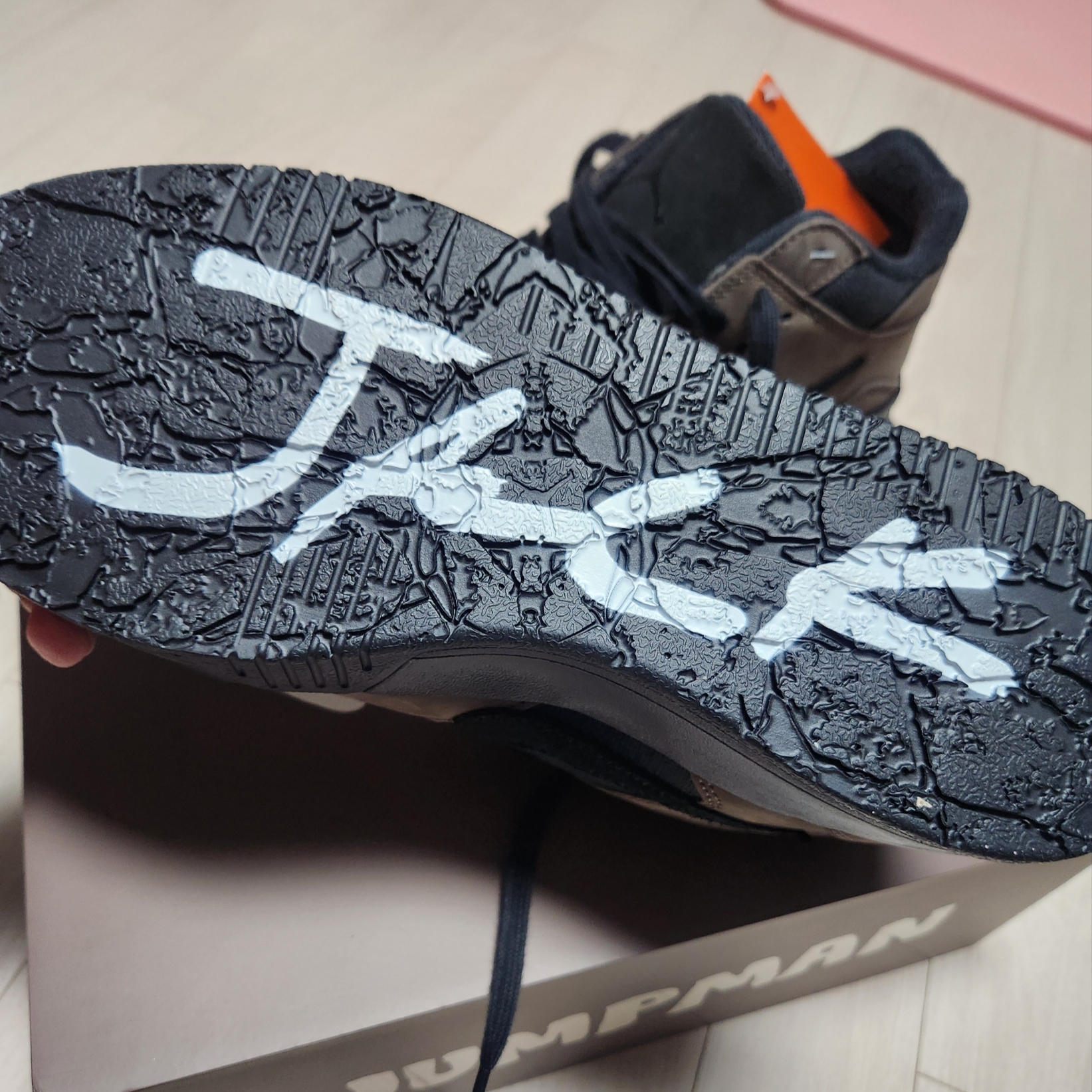 Jordan x Travis Scott Jumpman Jack TR Black and Dark Mocha 착용 스타일 - 4