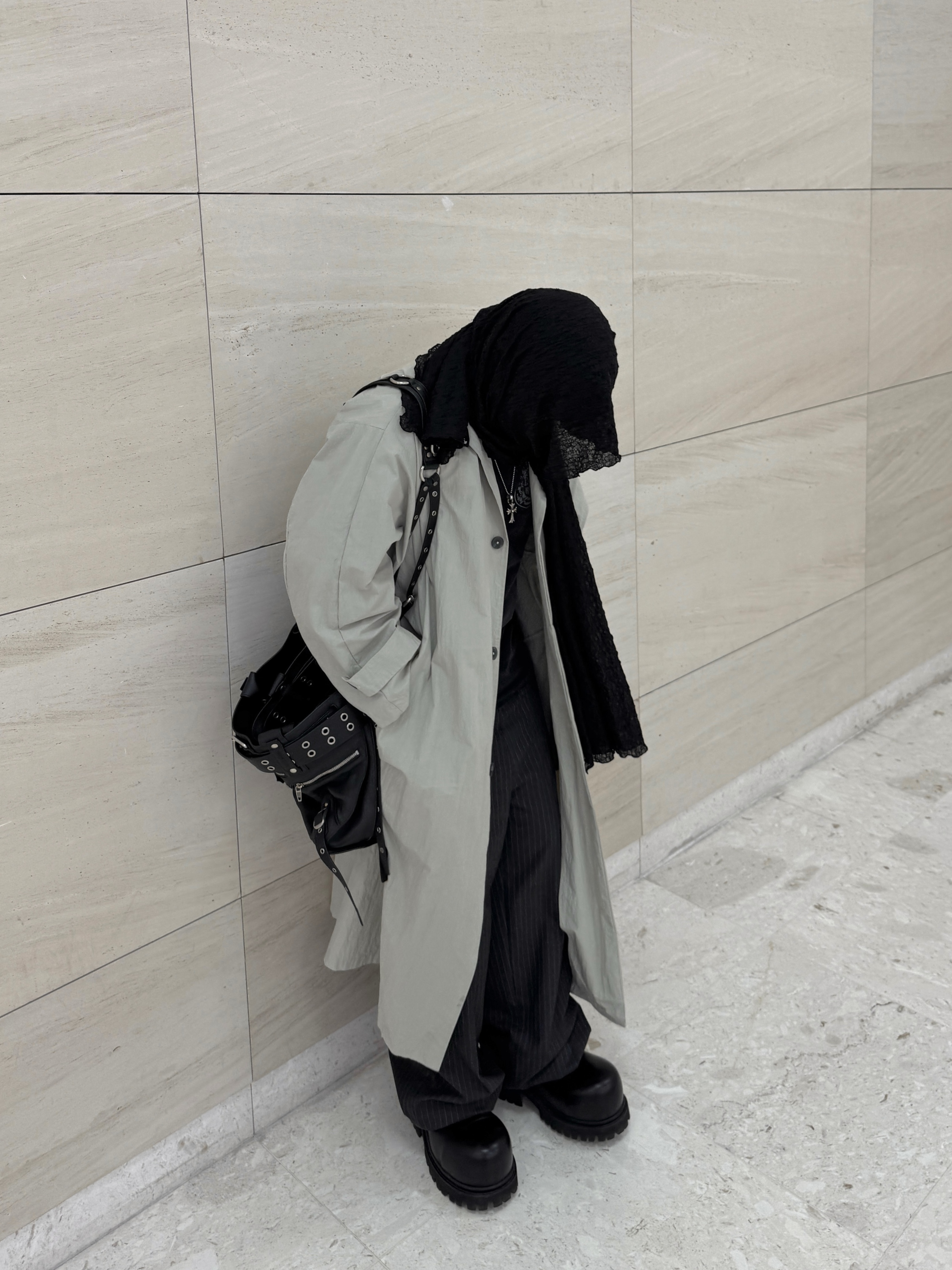 Balenciaga Emo Bucket Bag in Washed Calfskin Black, Balenciaga Stomper Bootie Black 착용 스타일