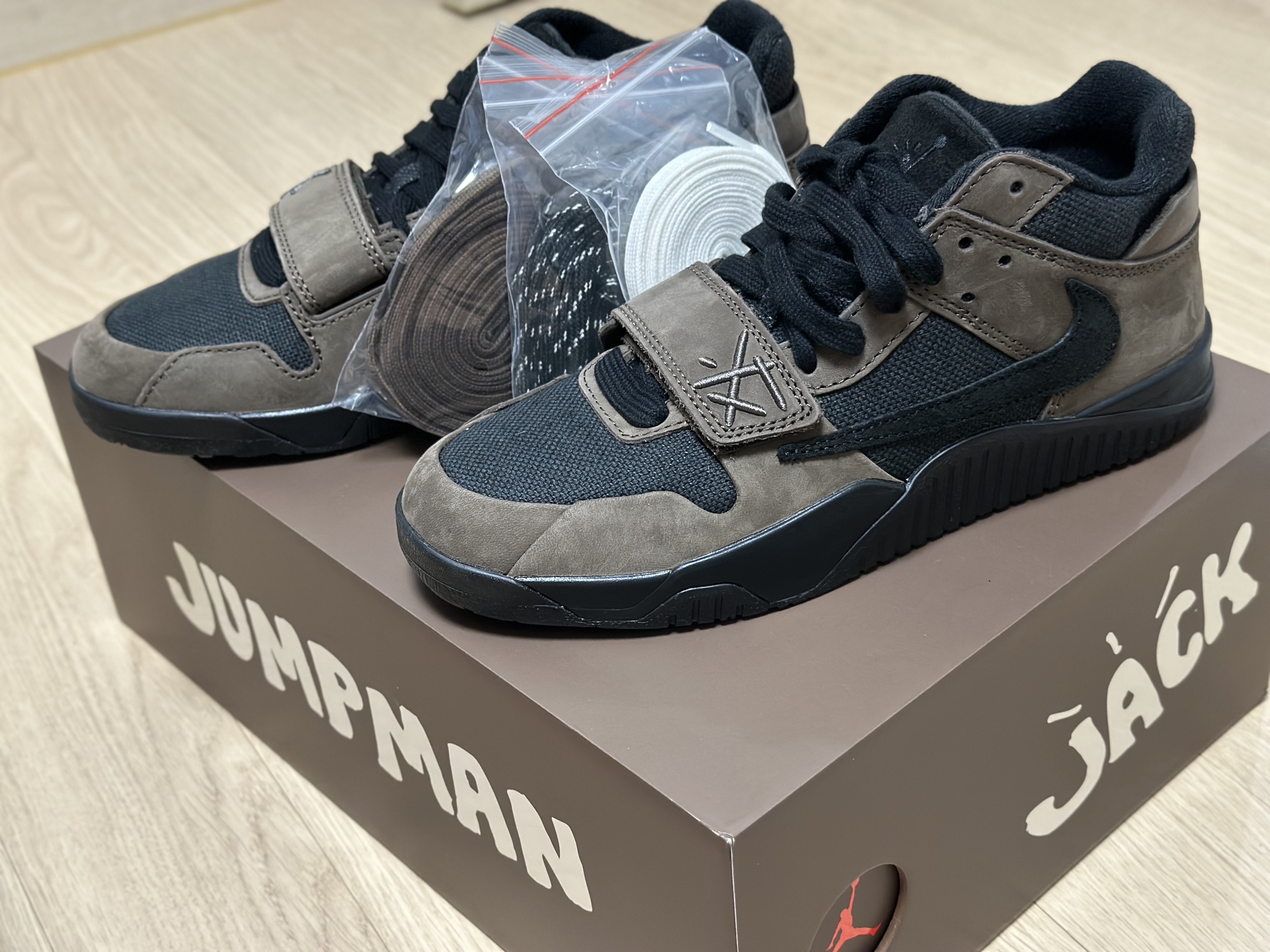 Jordan x Travis Scott Jumpman Jack TR Black and Dark Mocha 착용 스타일