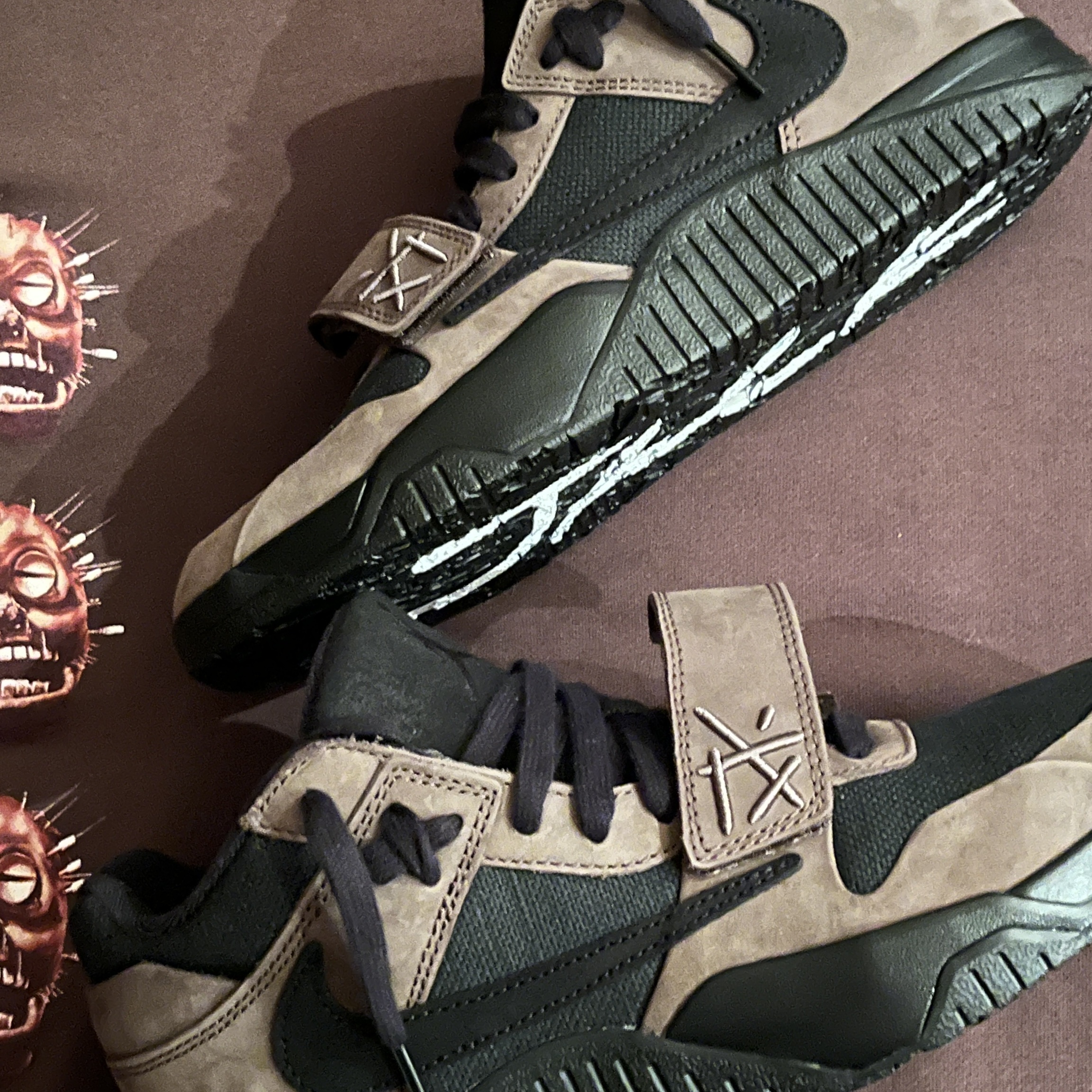 Jordan x Travis Scott Jumpman Jack TR Black and Dark Mocha 착용 스타일 - 3