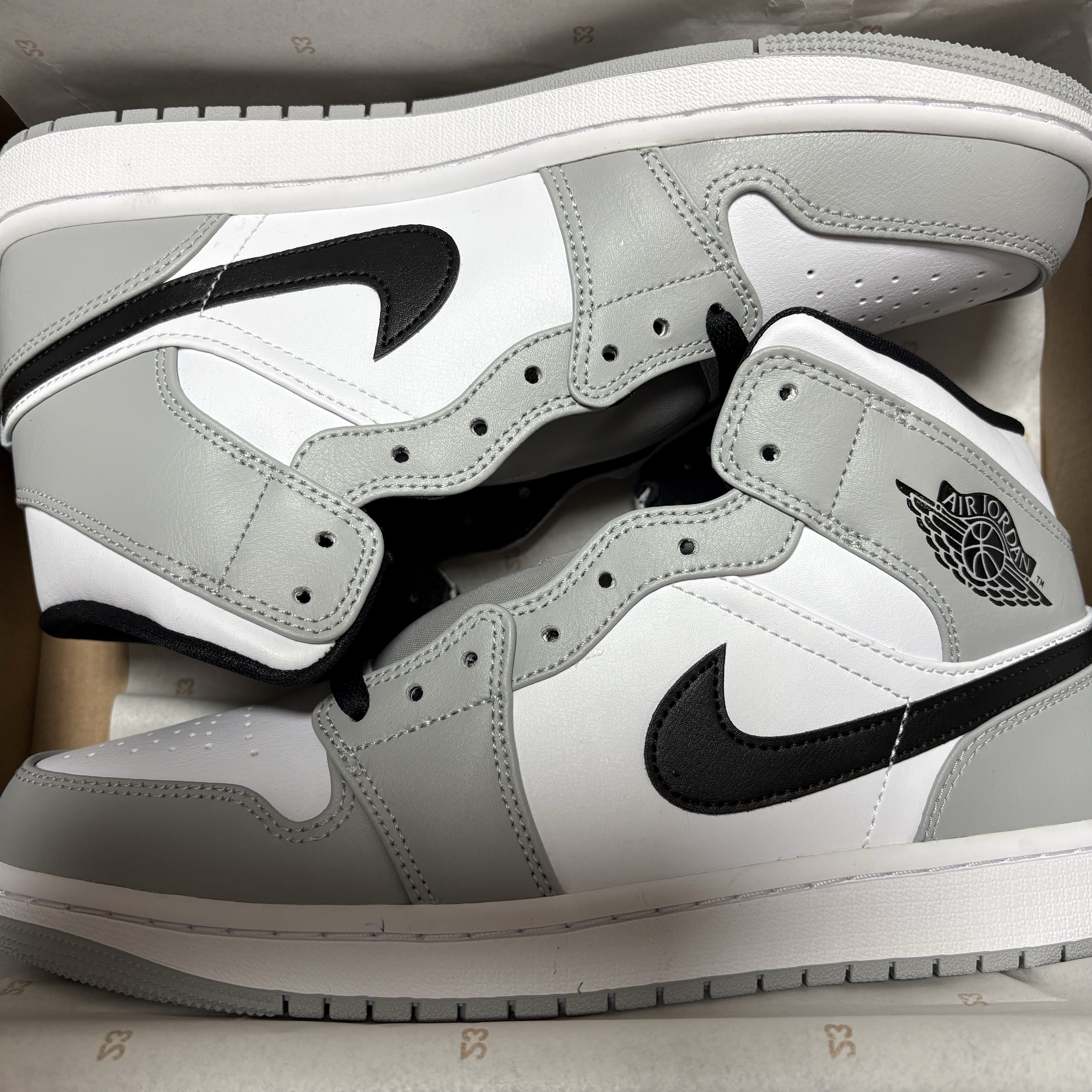 Jordan 1 Mid Light Smoke Grey 착용 스타일 - 2