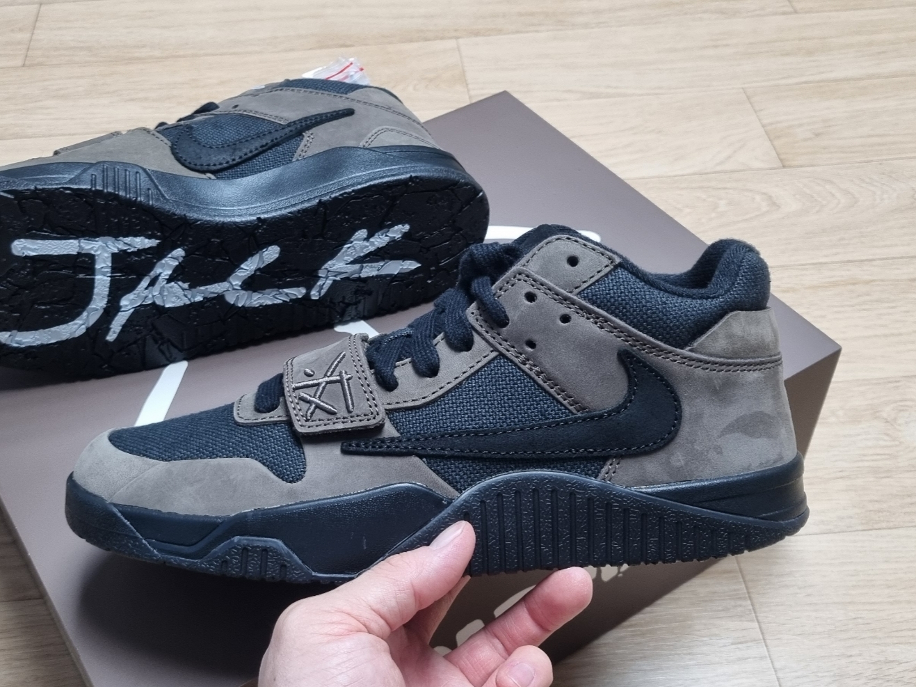 Jordan x Travis Scott Jumpman Jack TR Black and Dark Mocha 착용 스타일 - 2