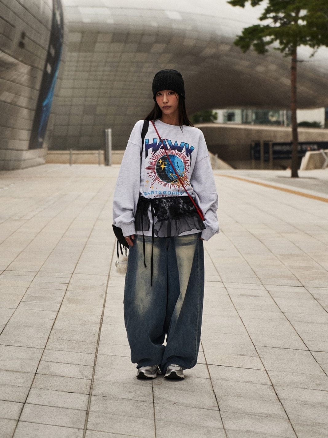 TONY HAWK Universe Graphic Crewneck Mellange 착용 스타일 - 3