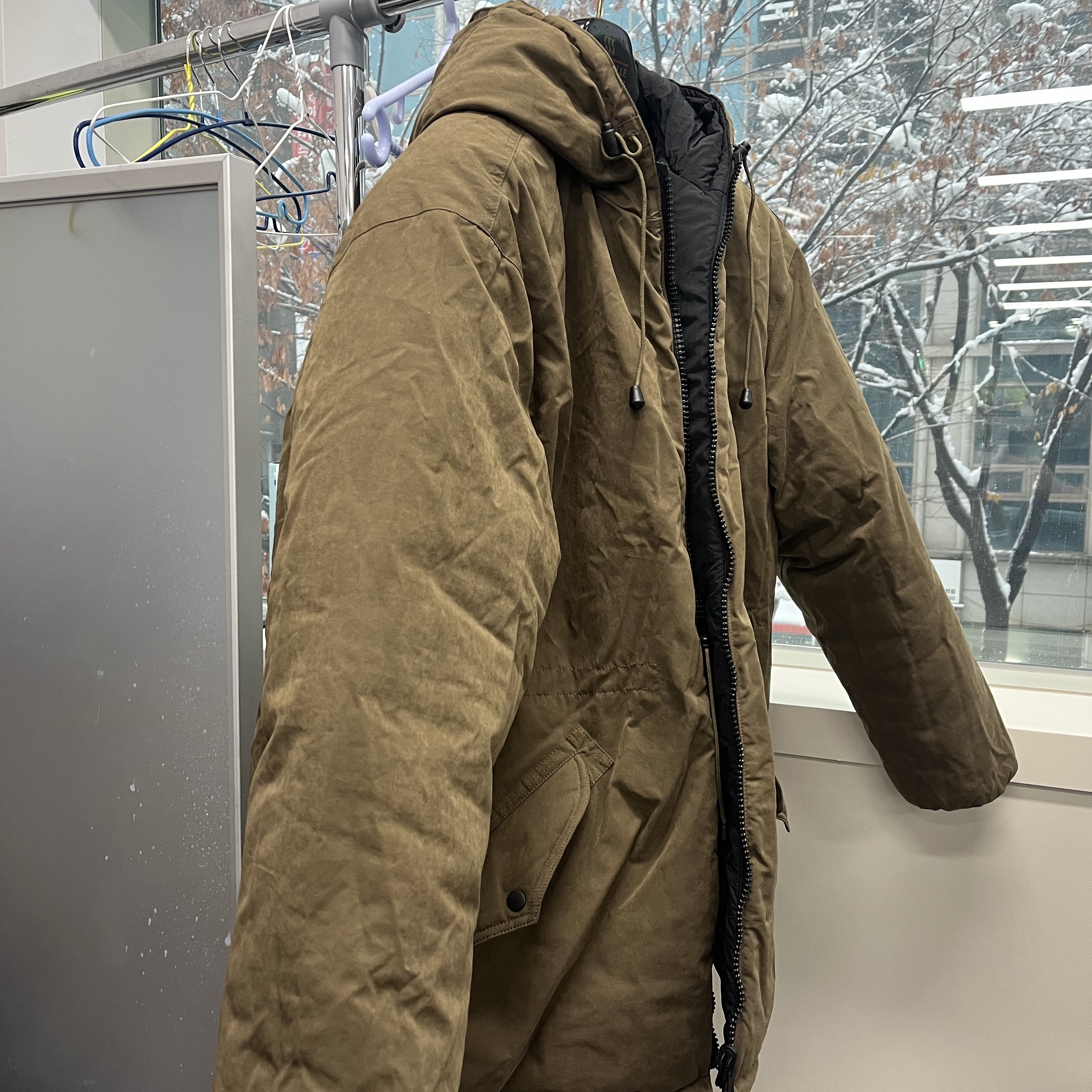 Our Legacy Vintrospec Parka Olive Wax Neo Nylon, New Balance 2002R Premium Vintage Grey 착용 스타일 - 1