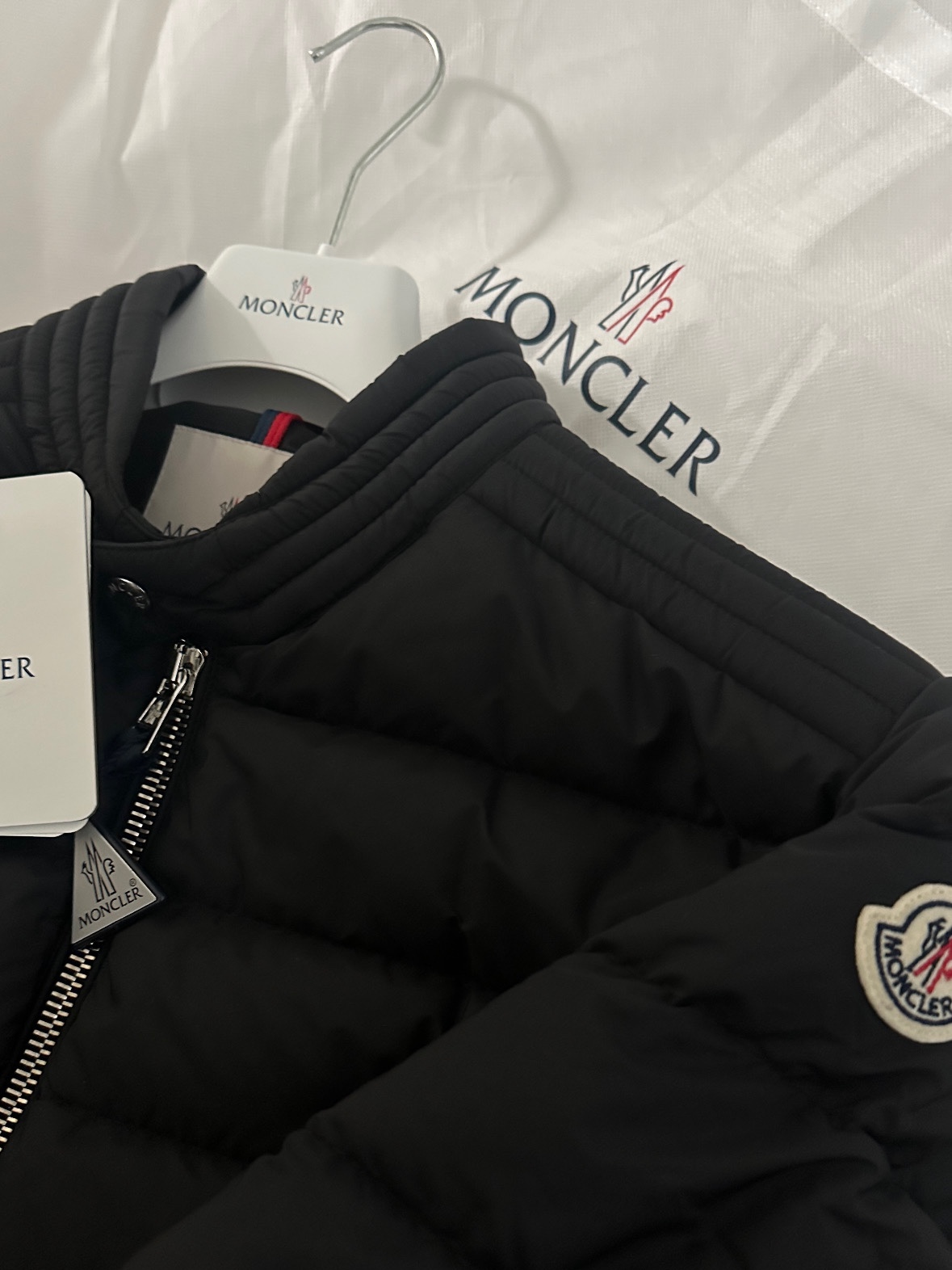 Moncler Amiot Short Down Jacket Black - 24FW 착용 스타일