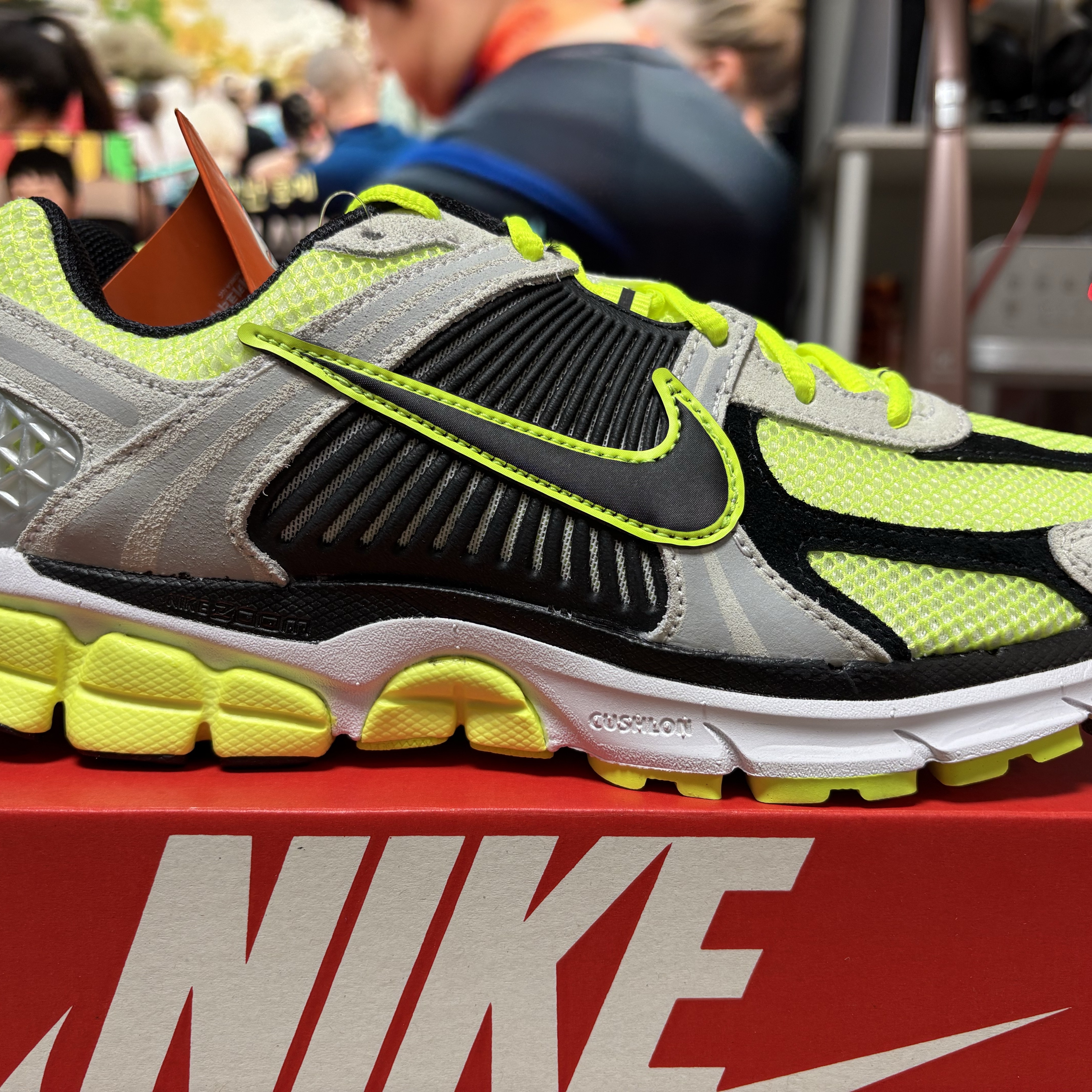 Nike Zoom Vomero 5 Volt Metallic Platinum 착용 스타일 - 3
