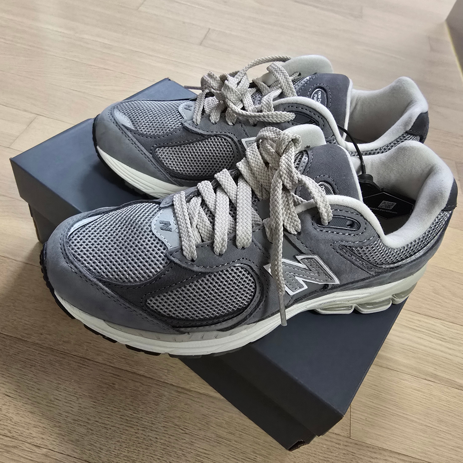 New Balance 2002R Premium Vintage Grey 착용 스타일