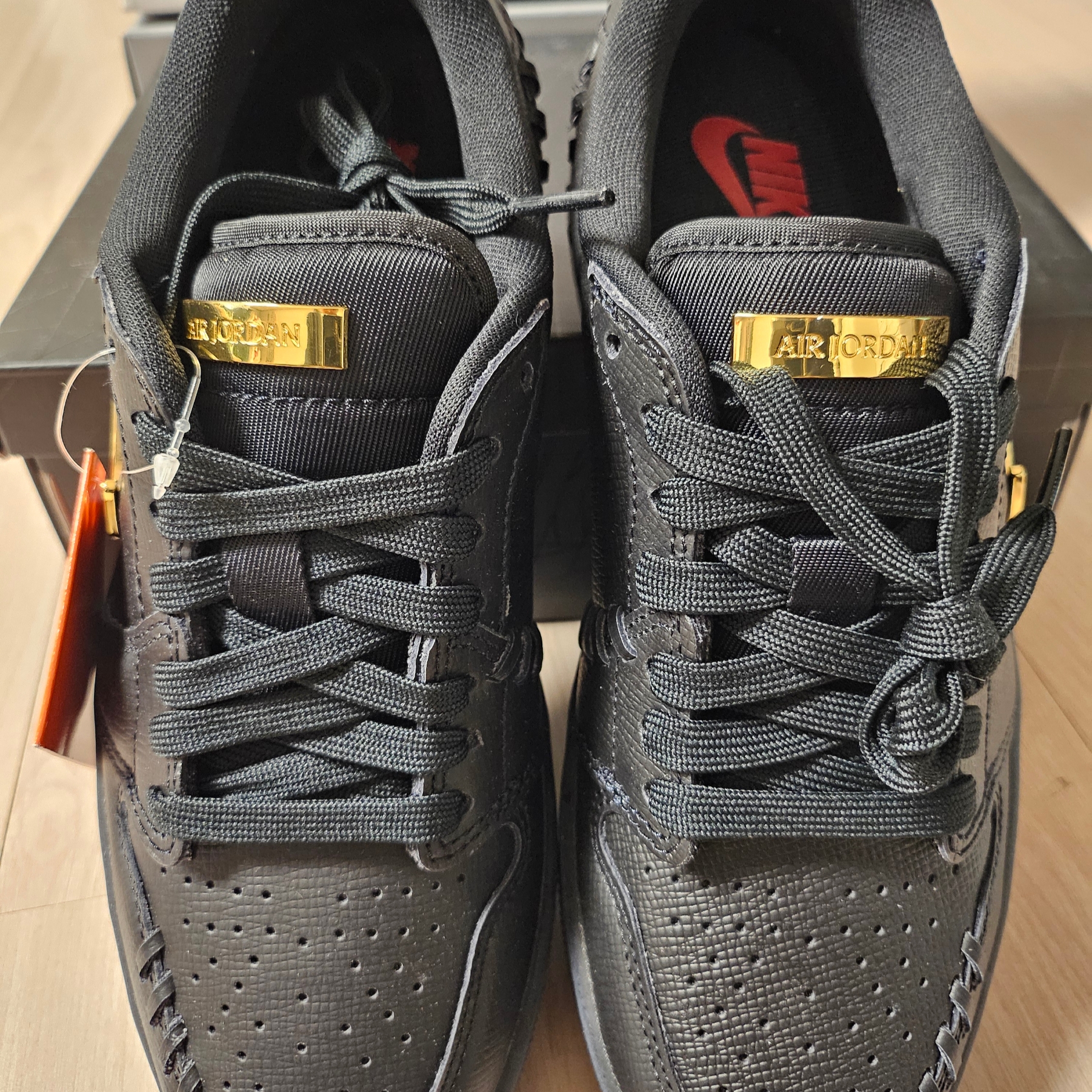 (W) Jordan 1 Low Method of Make Black Metallic Gold 착용 스타일 - 2