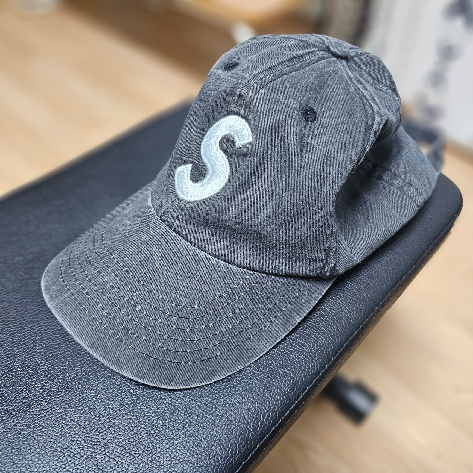 Supreme Pigment S Logo 6-Panel Black - 24FW 착용 스타일