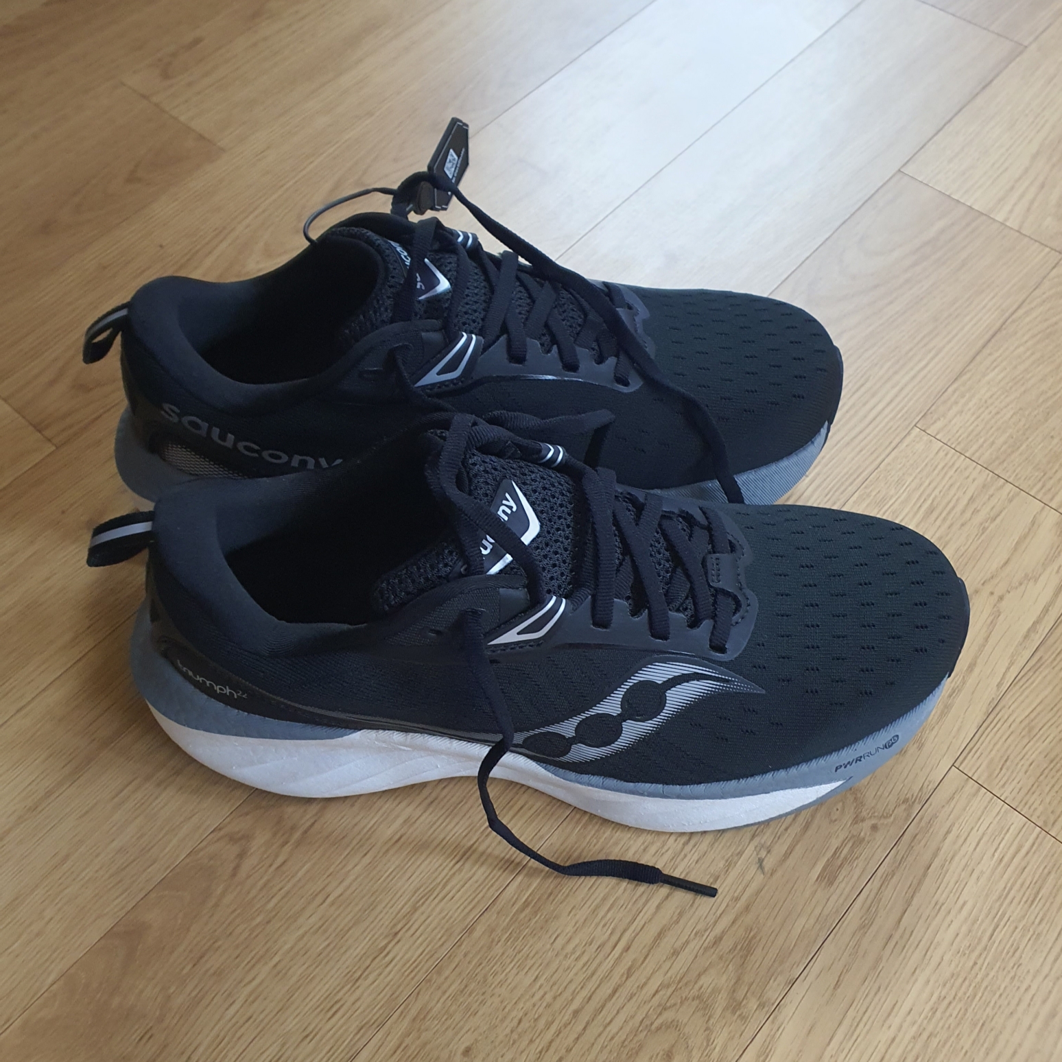 Saucony Triumph 22 Wide Black 착용 스타일 - 2