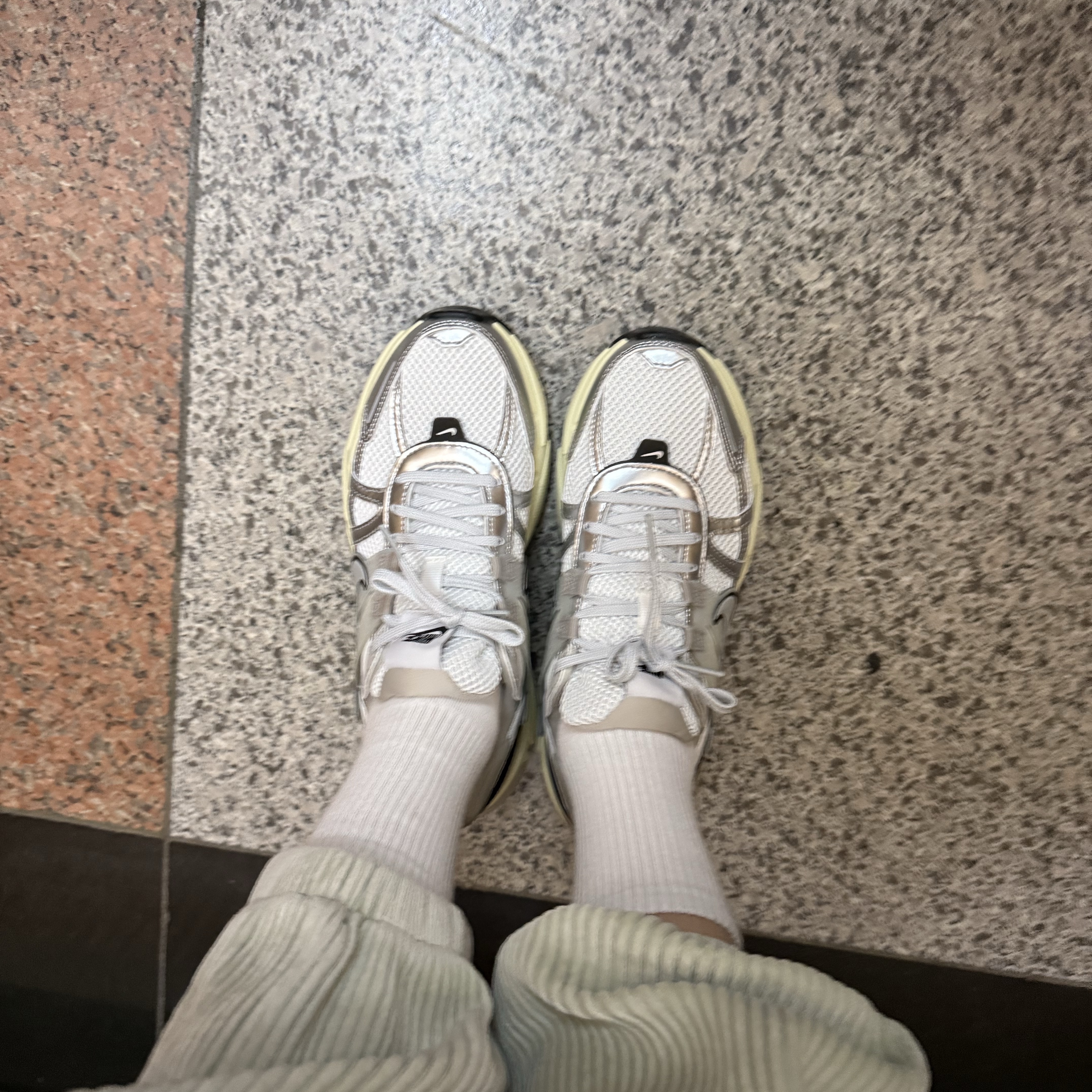 Nike V2K Run Summit White Metallic Silver 착용 스타일