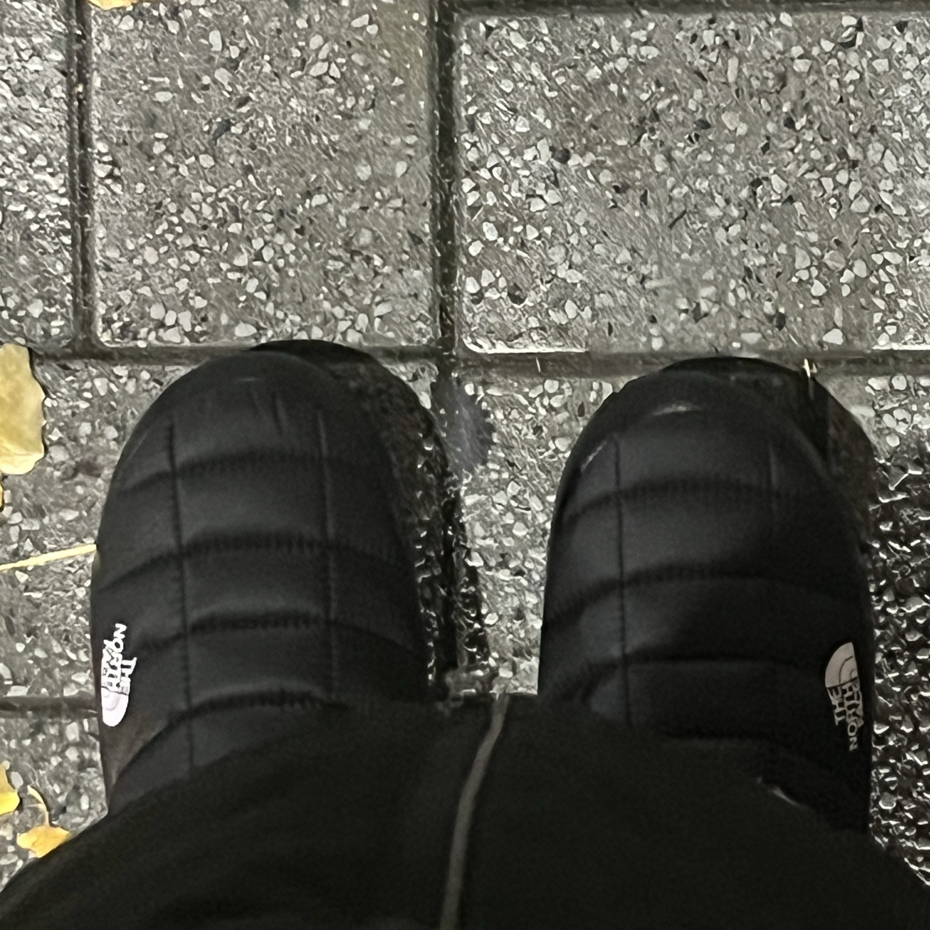 (W) The North Face Thermoball Traction Mule V Black 착용 스타일