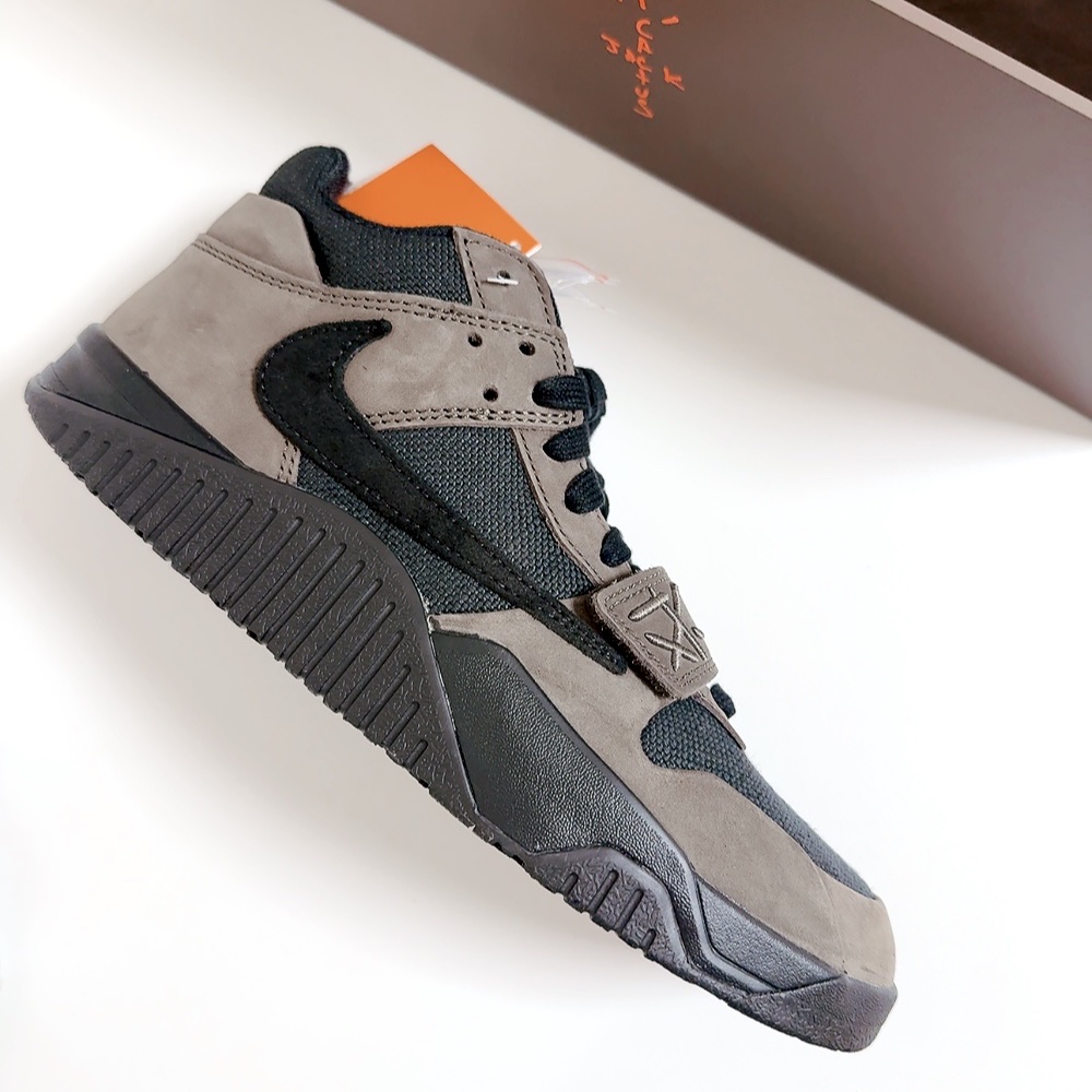 Jordan x Travis Scott Jumpman Jack TR Black and Dark Mocha 착용 스타일 - 1
