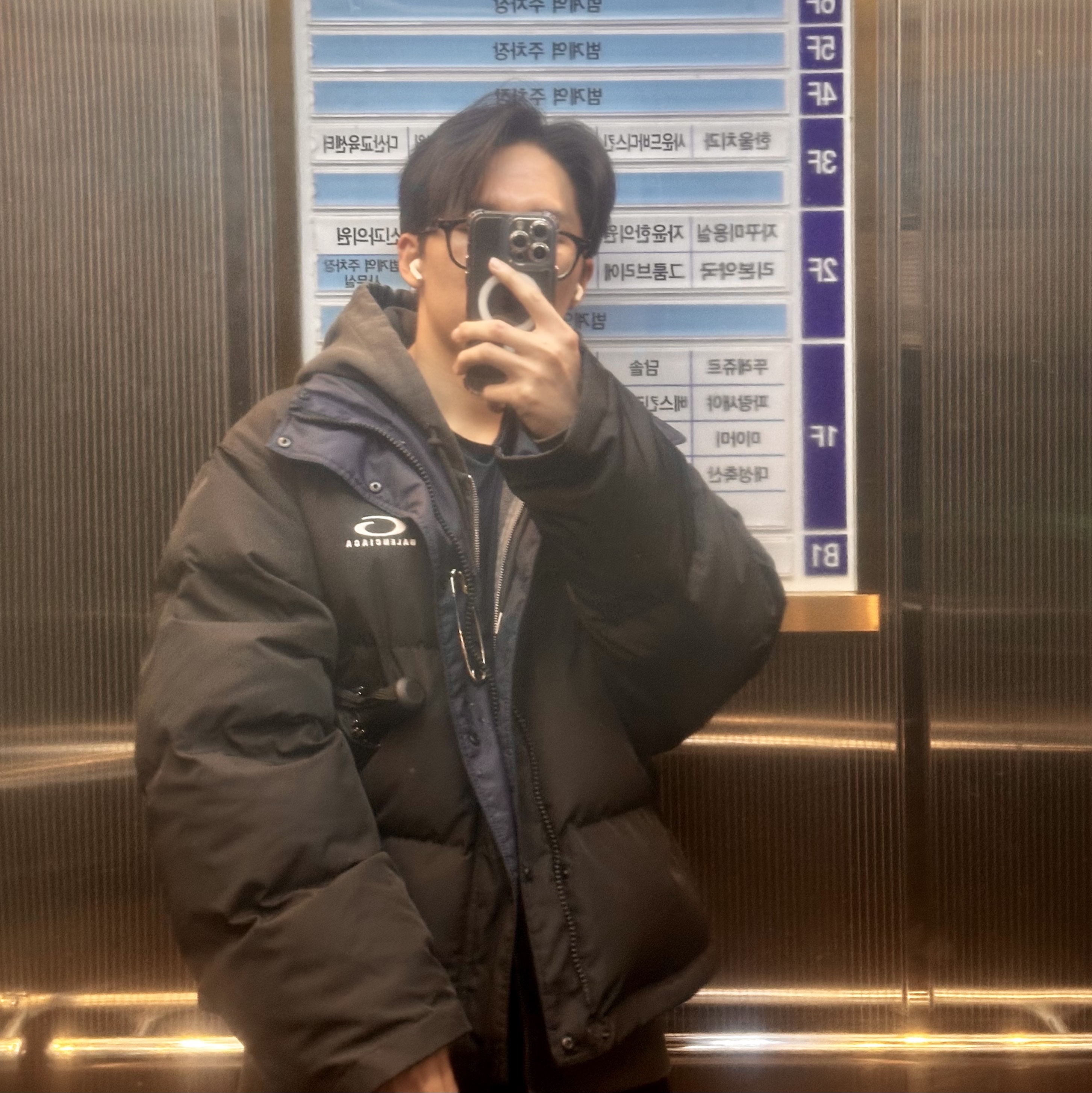 (W) Balenciaga Loop Sports Icon Reversible Puffer Black Blue 착용 스타일