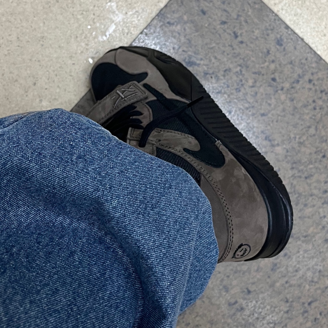 Jordan x Travis Scott Jumpman Jack TR Black and Dark Mocha 착용 스타일