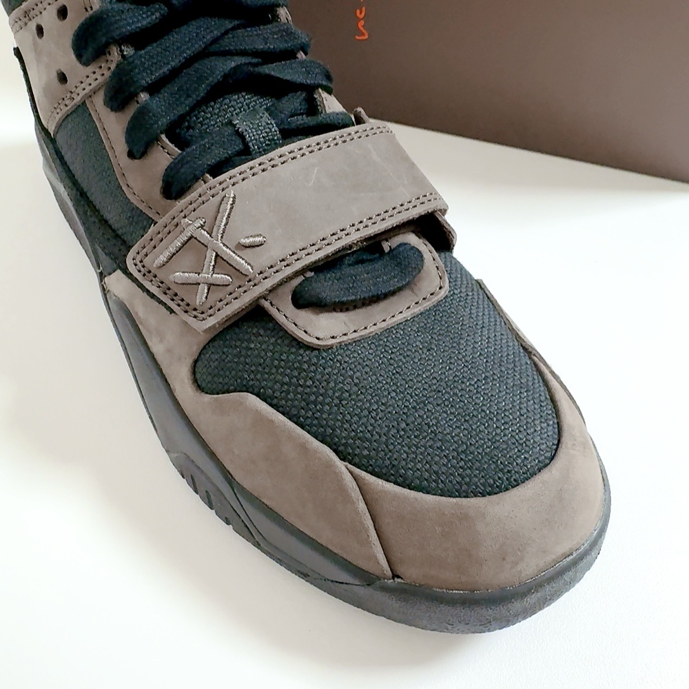 Jordan x Travis Scott Jumpman Jack TR Black and Dark Mocha 착용 스타일 - 2