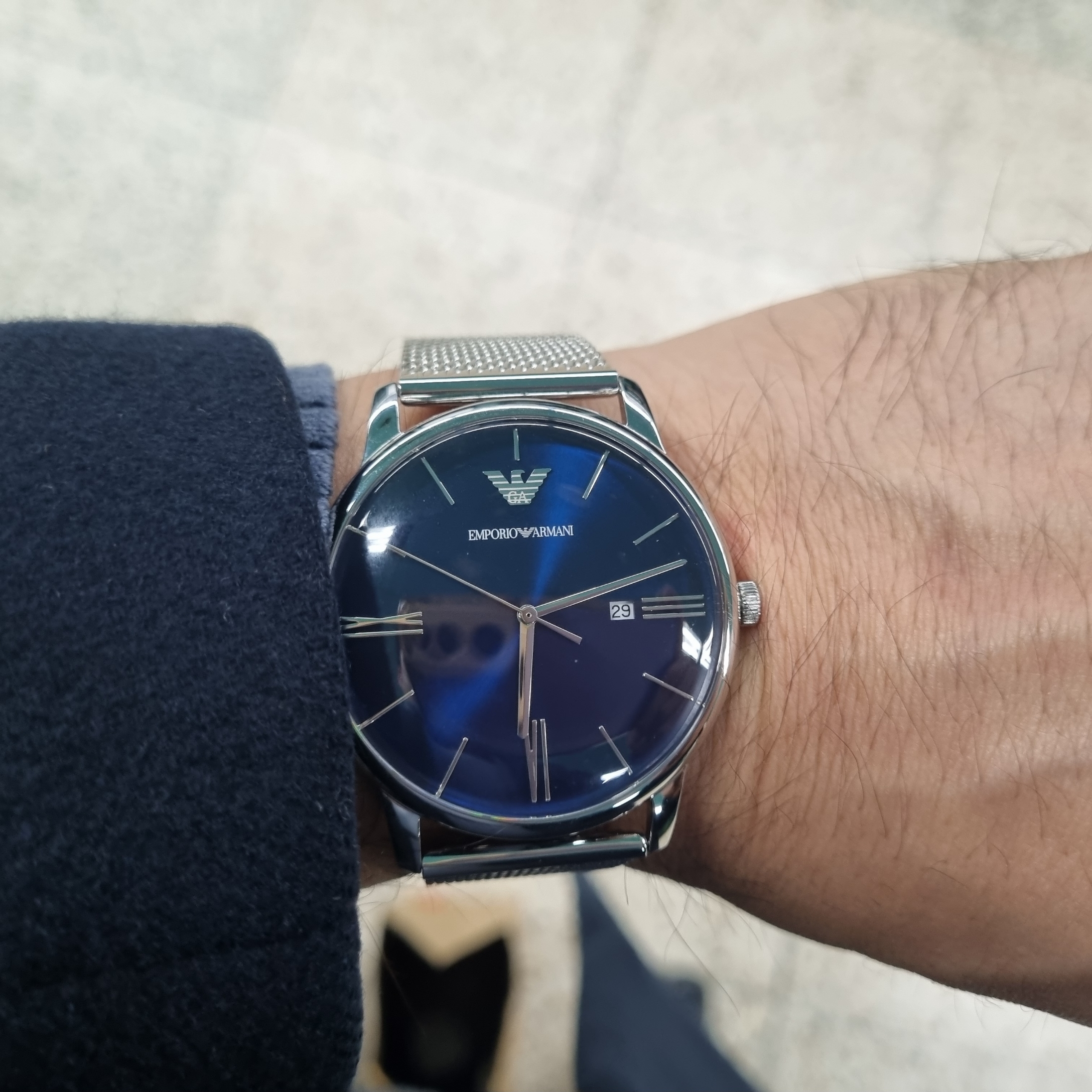 Emporio Armani Three-Hand Date 42mm Stainless Steel Mesh Blue Silver 착용 스타일