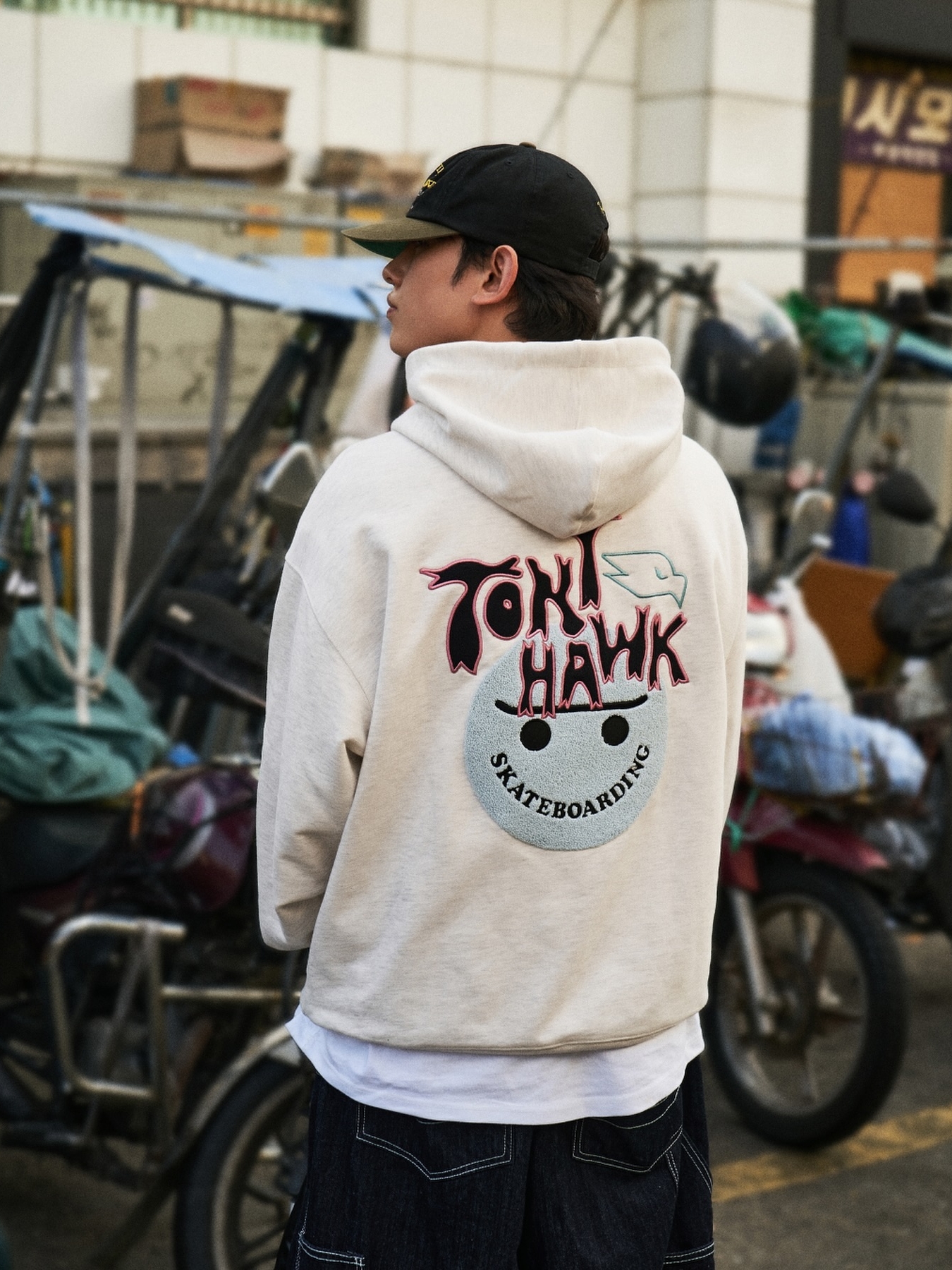 TONY HAWK Smile Boucle Embroidery Graphic Hoodie Oatmeal 착용 스타일 - 1