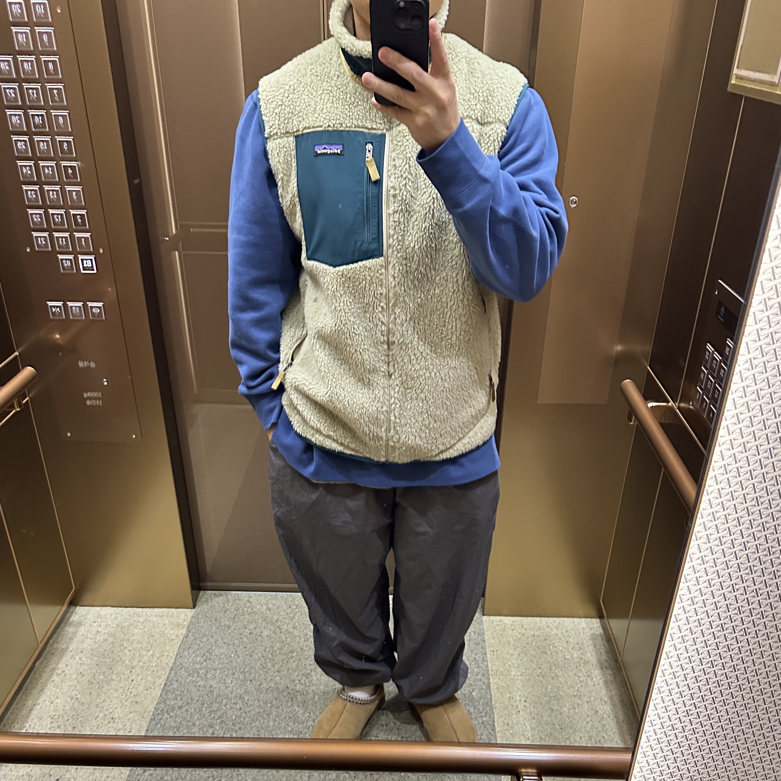 UGG Tasman Slipper Chestnut, Patagonia Classic Retro-X Vest Pelican Dark Borealis Green 착용 스타일