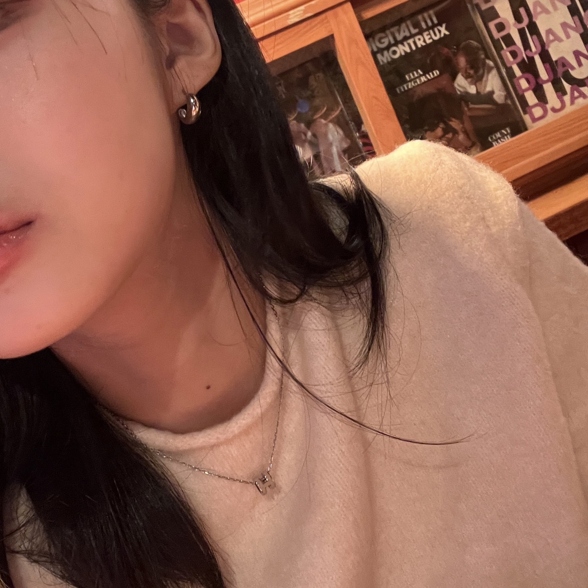 (W) Hermes Mini Pop H Pendant Palladium & Marron Glace 착용 스타일