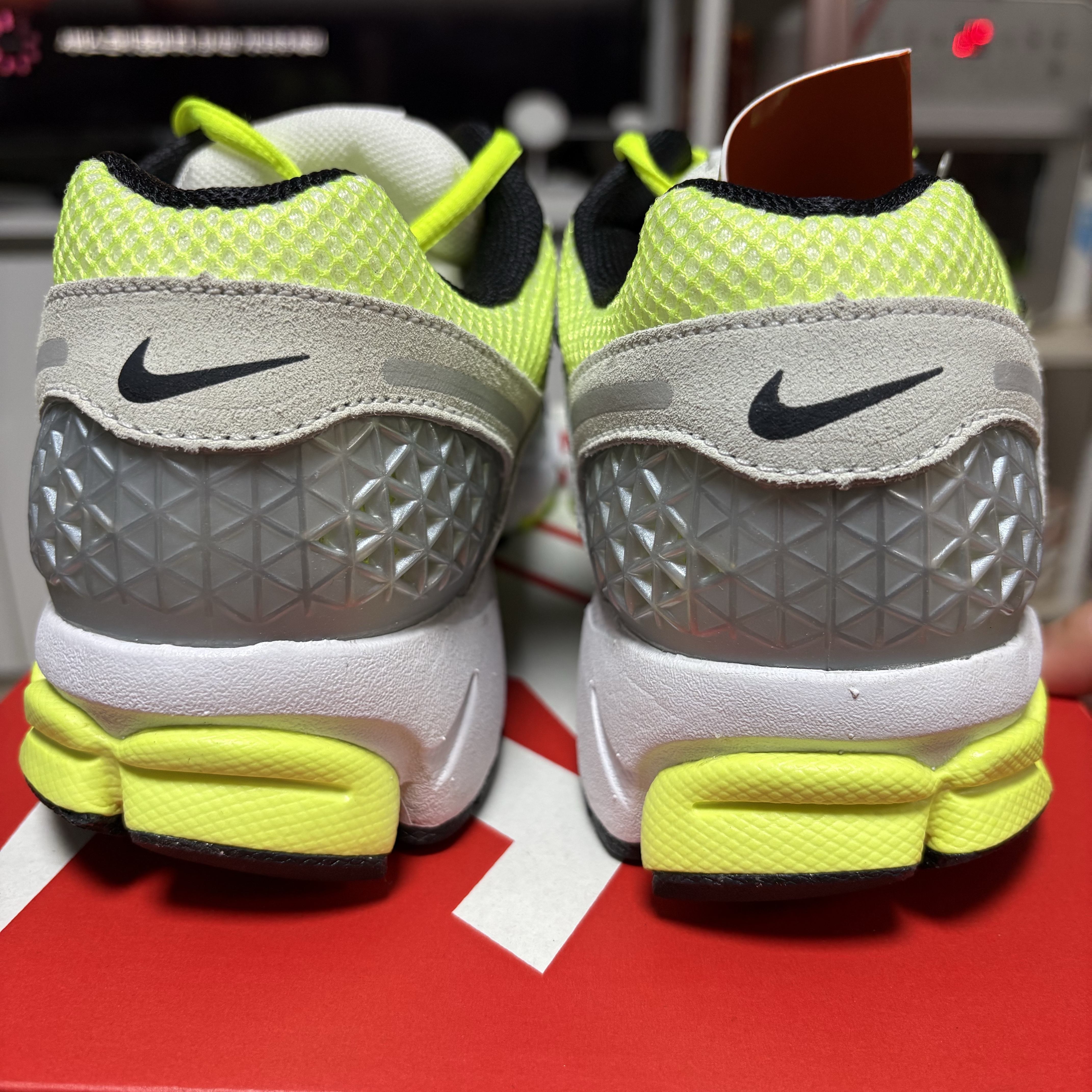 Nike Zoom Vomero 5 Volt Metallic Platinum 착용 스타일 - 5