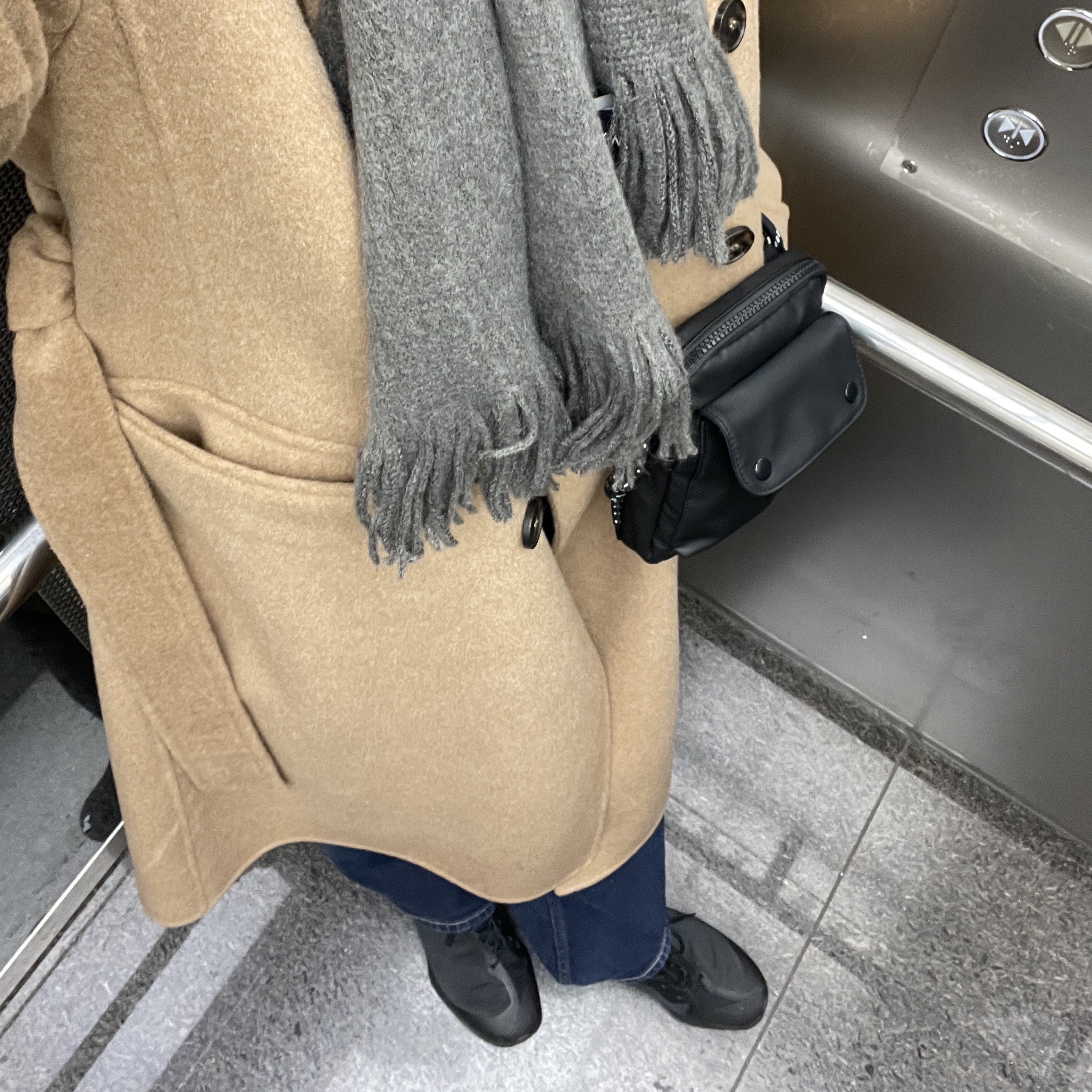 (W) On Running x Post Archive Faction (Paf) Cloudventure Peak All Black 착용 스타일