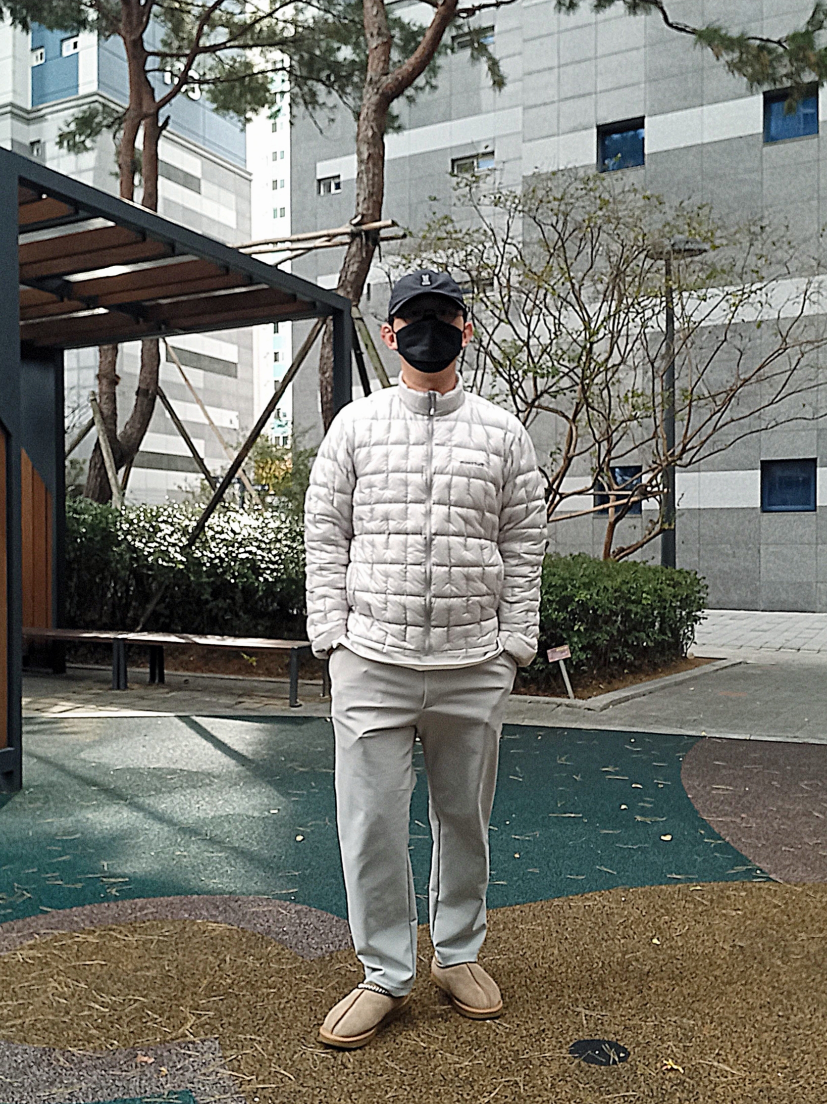 UGG Tasman Slipper Chestnut, Montbell Plasma 1000 Down Jacket Light Silver 착용 스타일 - 5