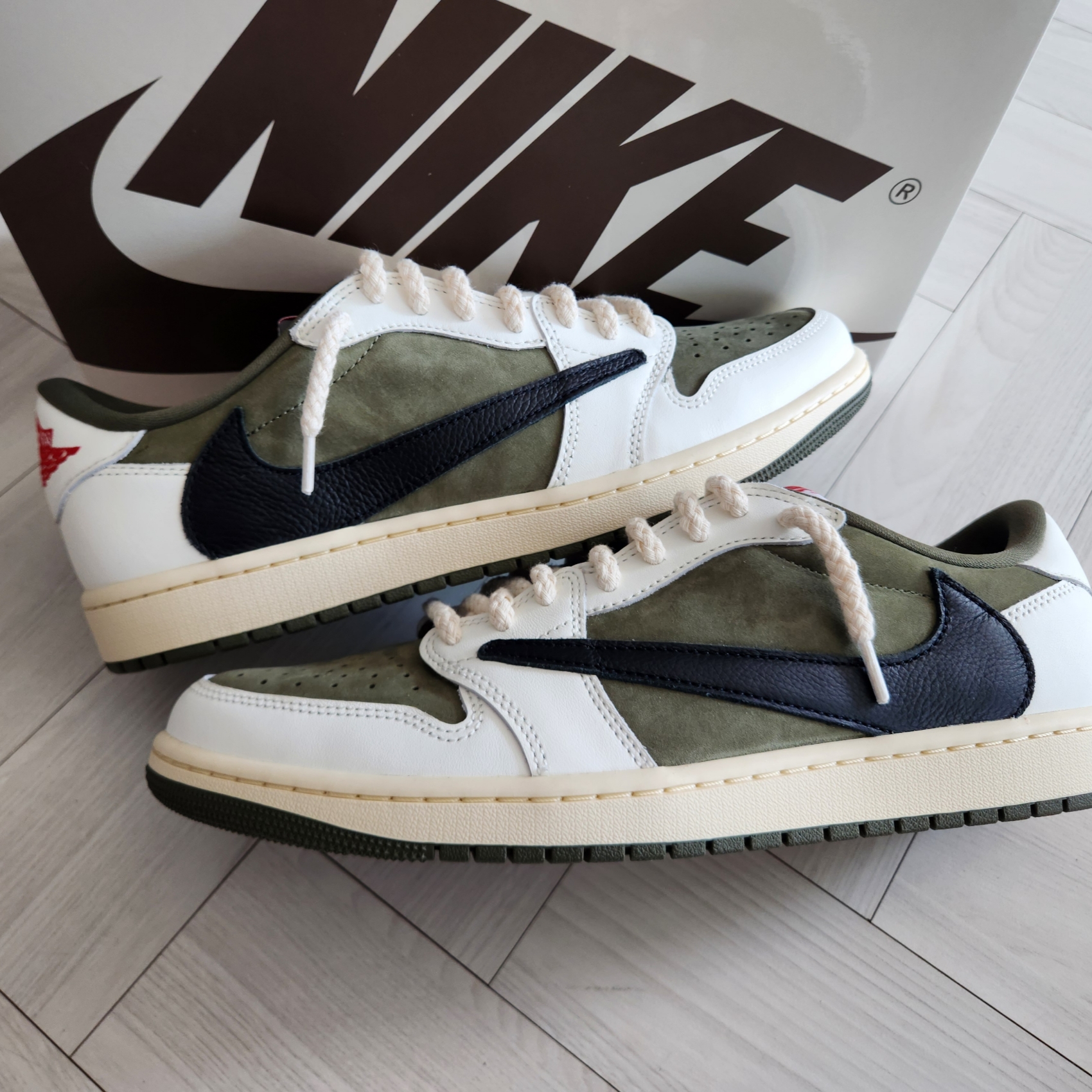 Jordan 1 x Travis Scott Retro Low OG SP Reverse Olive 착용 스타일 - 3