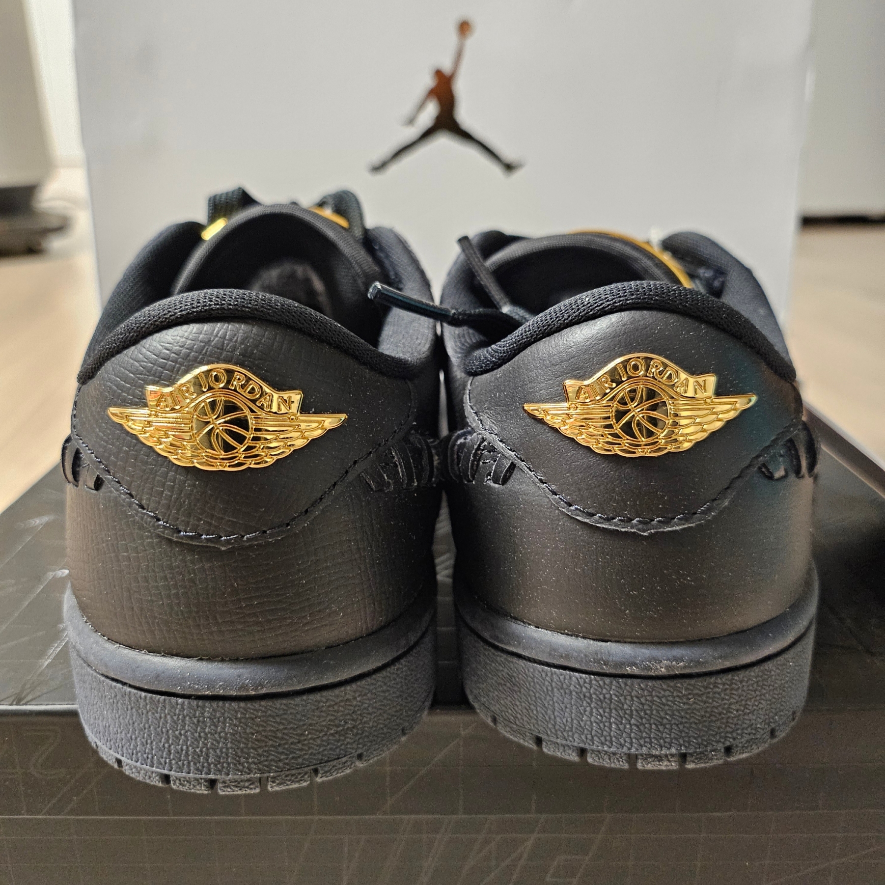 (W) Jordan 1 Low Method of Make Black Metallic Gold 착용 스타일 - 3
