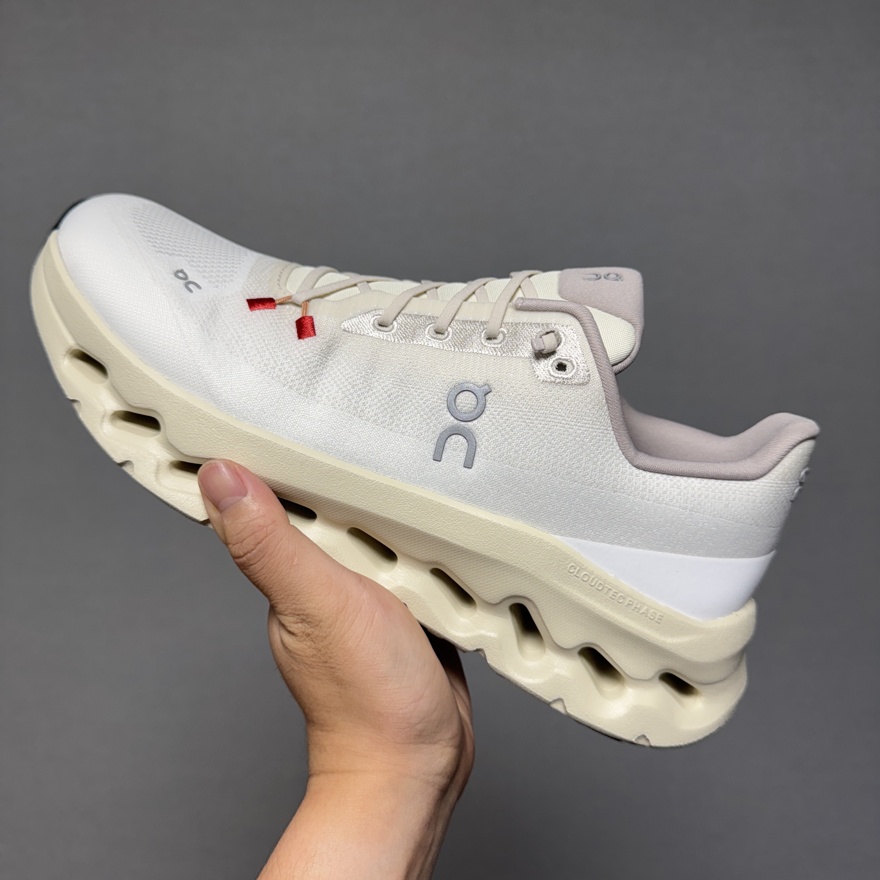 On Running Cloudtilt Sand Cream 착용 스타일