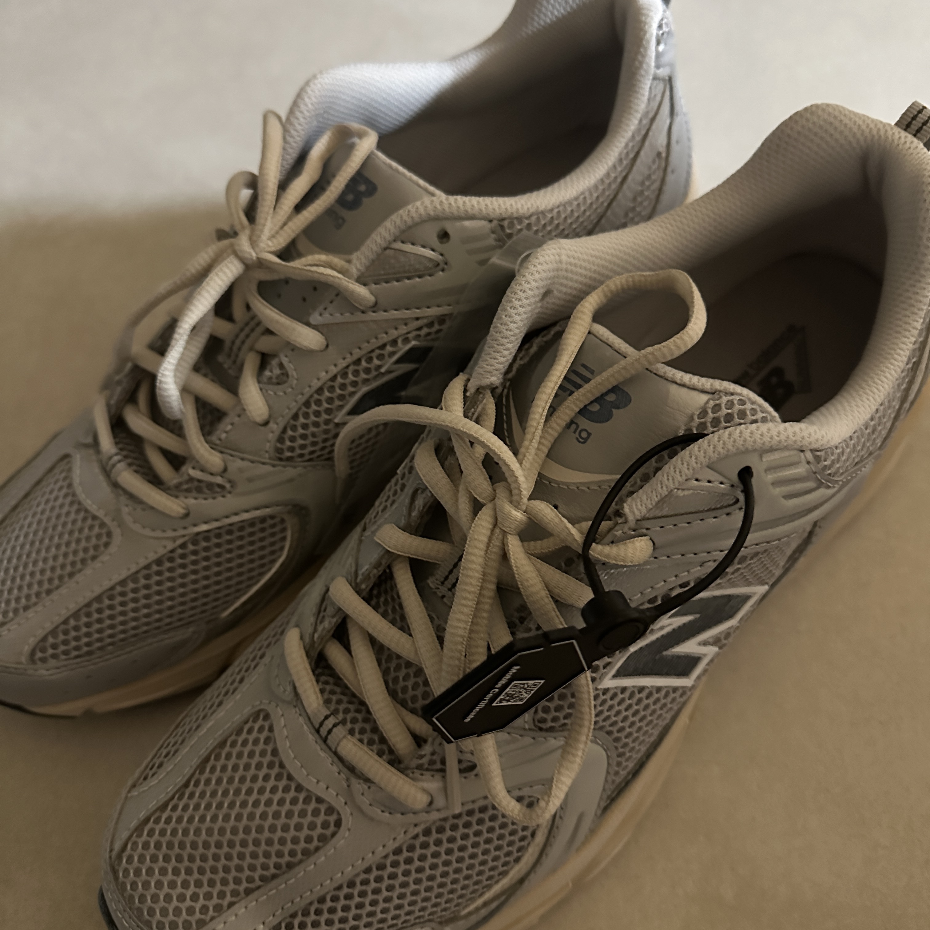 New Balance 530 Vintage Metallic Silver 착용 스타일