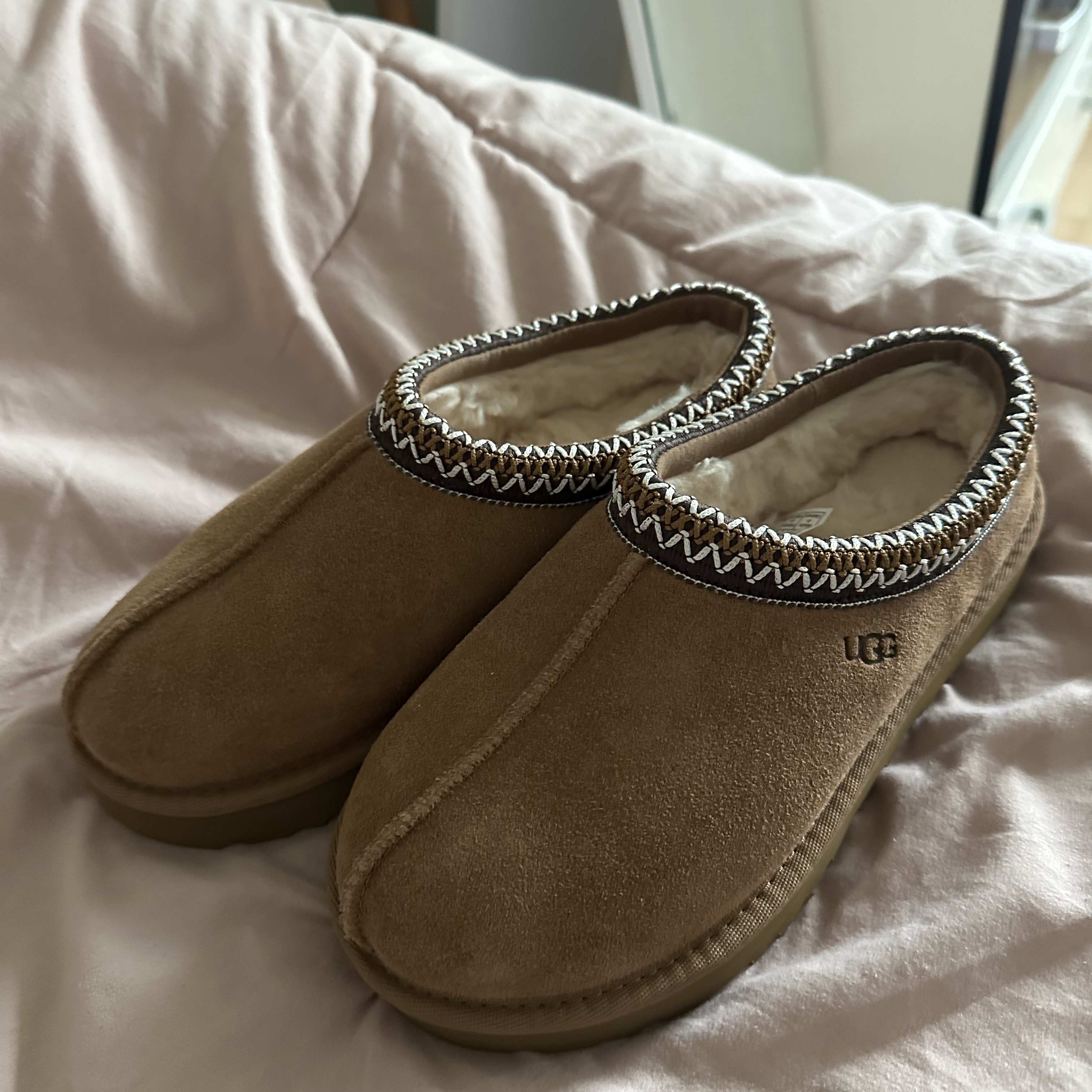 (W) UGG Tasman Slipper Chestnut 착용 스타일