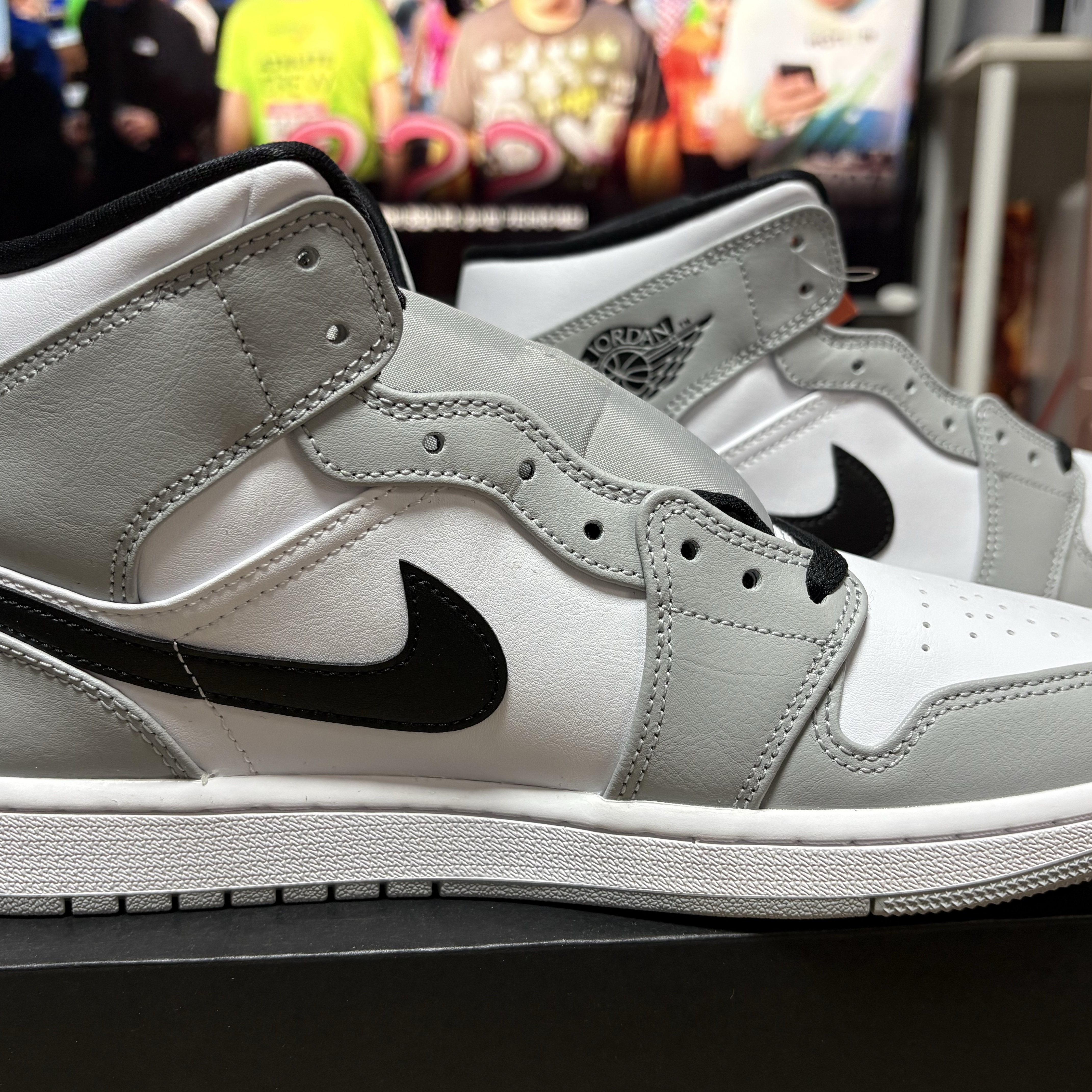 Jordan 1 Mid Light Smoke Grey 착용 스타일 - 3