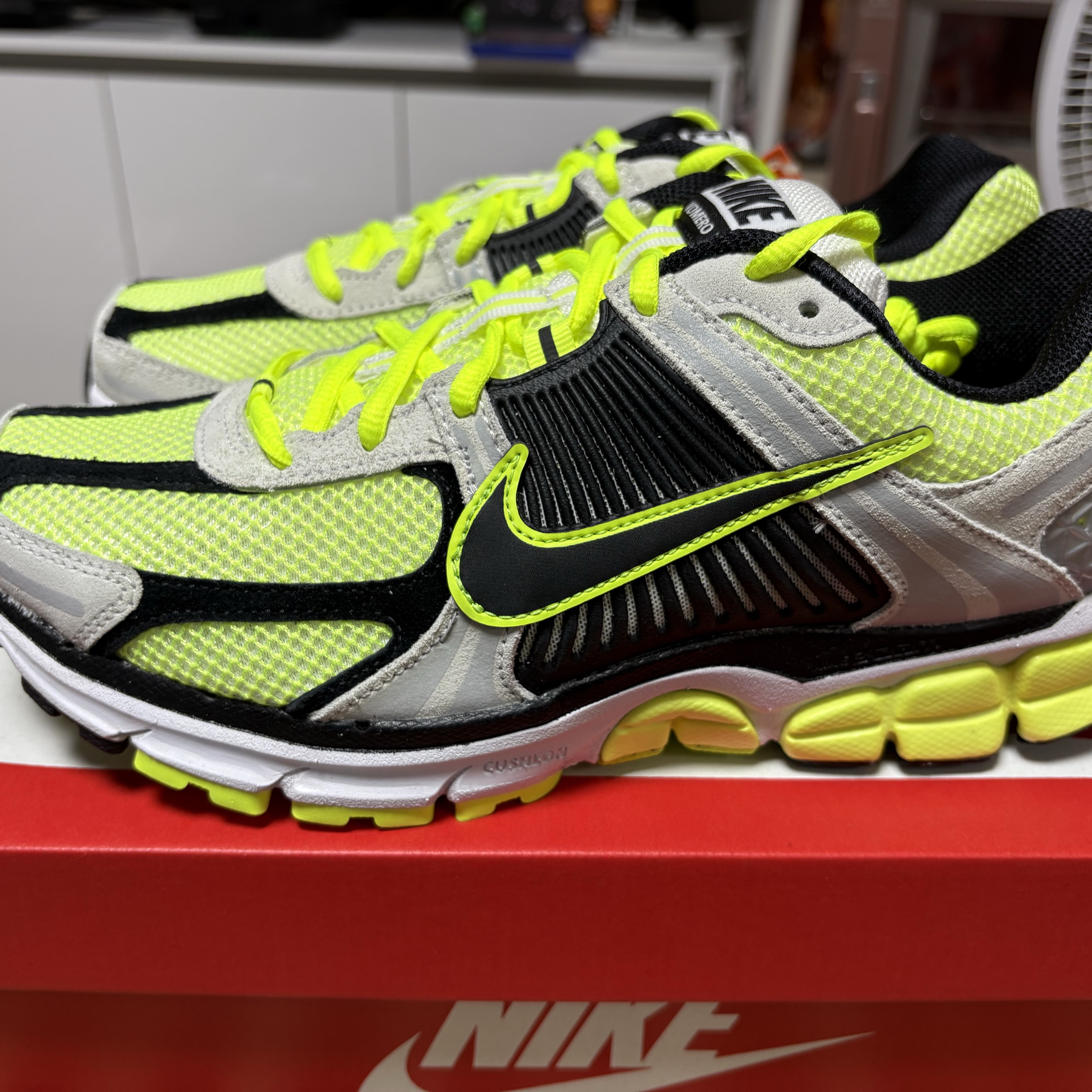Nike Zoom Vomero 5 Volt Metallic Platinum 착용 스타일 - 1