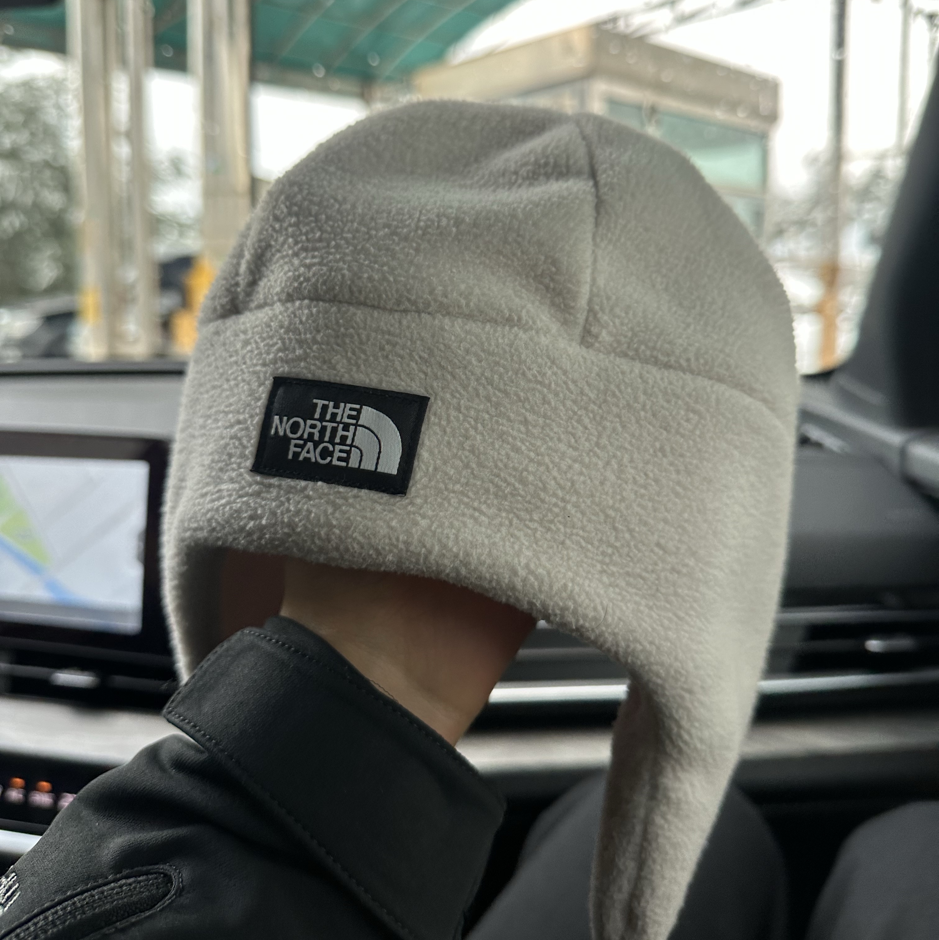 The North Face Fleece Earmuff Beanie White Sand 착용 스타일