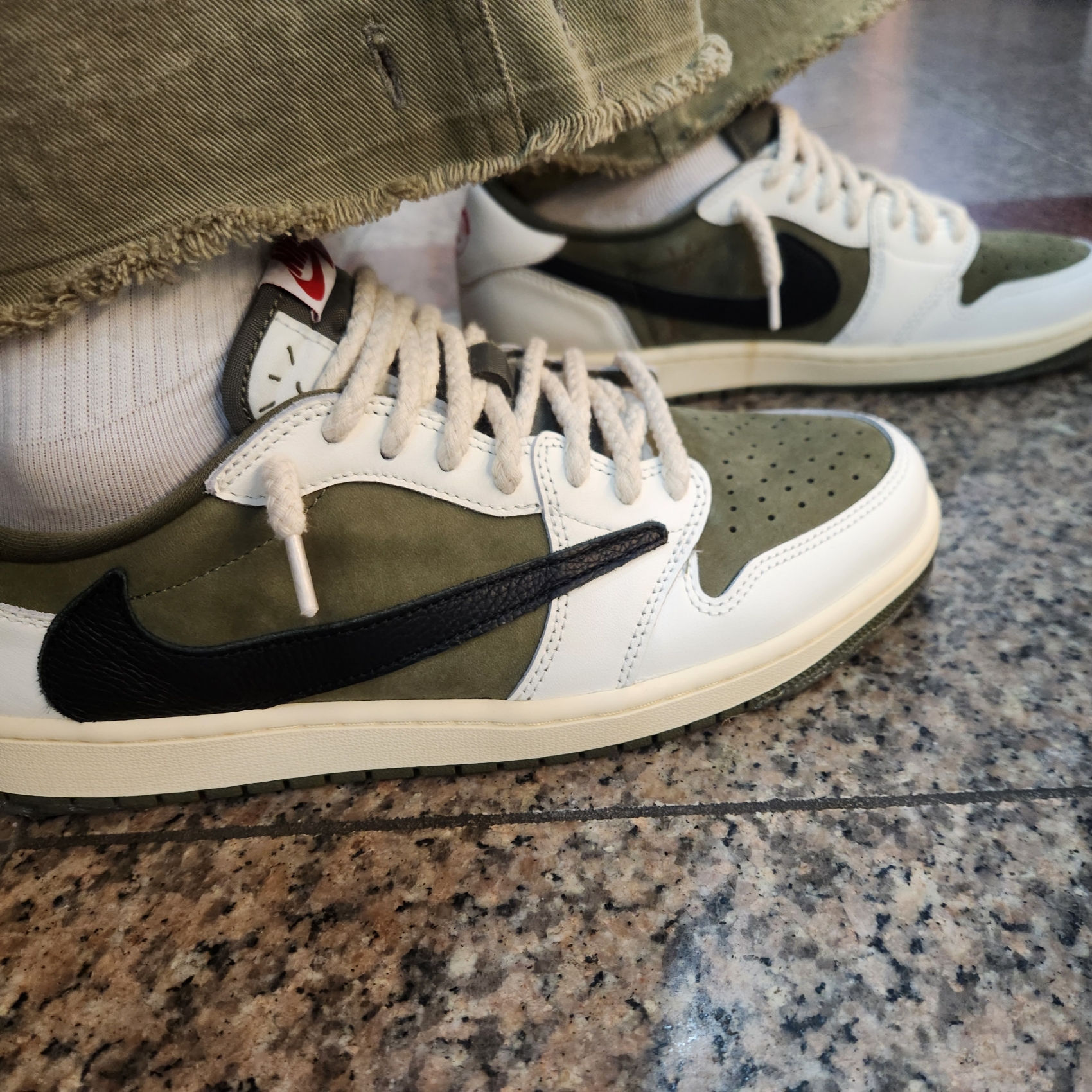 Jordan 1 x Travis Scott Retro Low OG SP Reverse Olive 착용 스타일 - 7