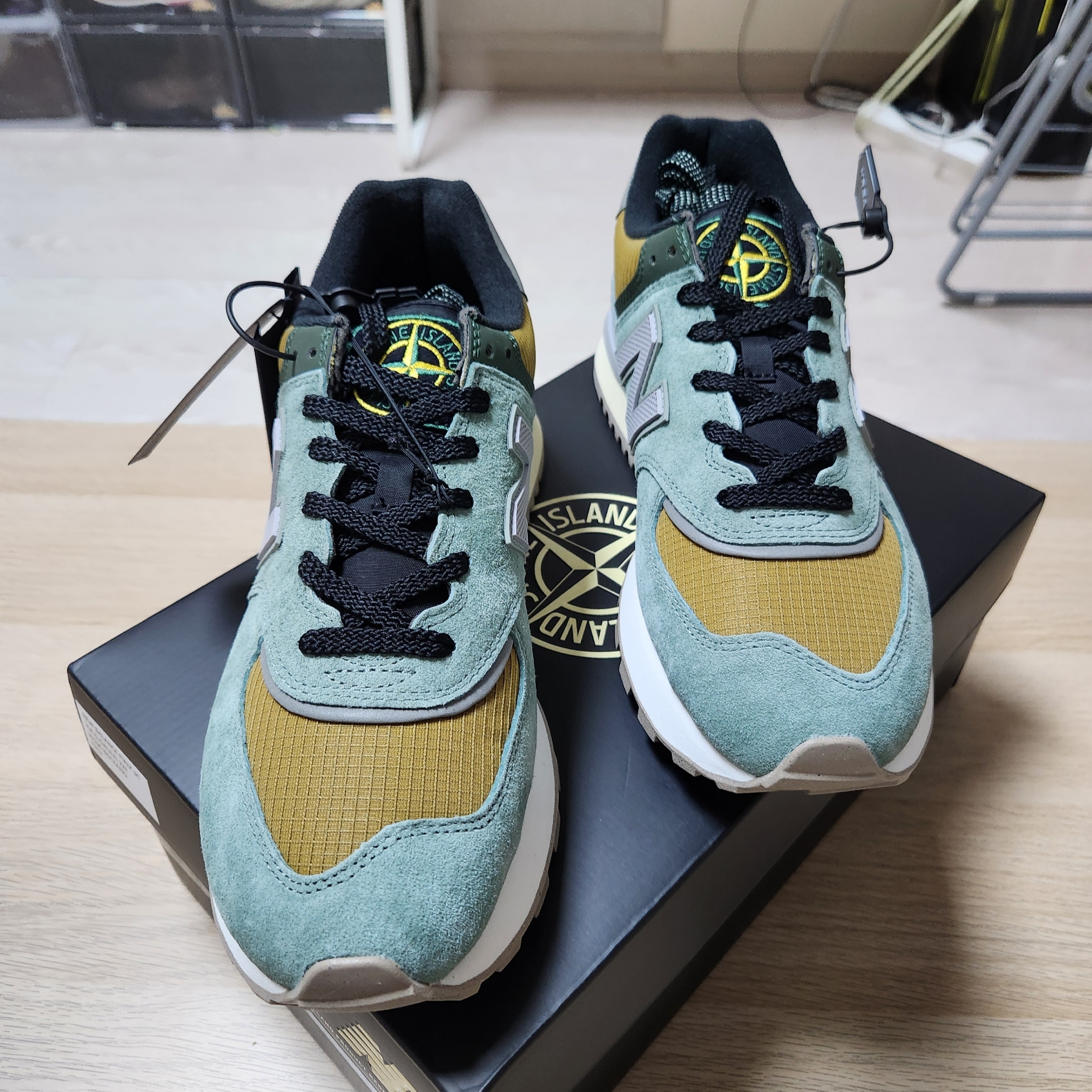 New Balance x Stone Island 574 Legacy Light Green 착용 스타일 - 8