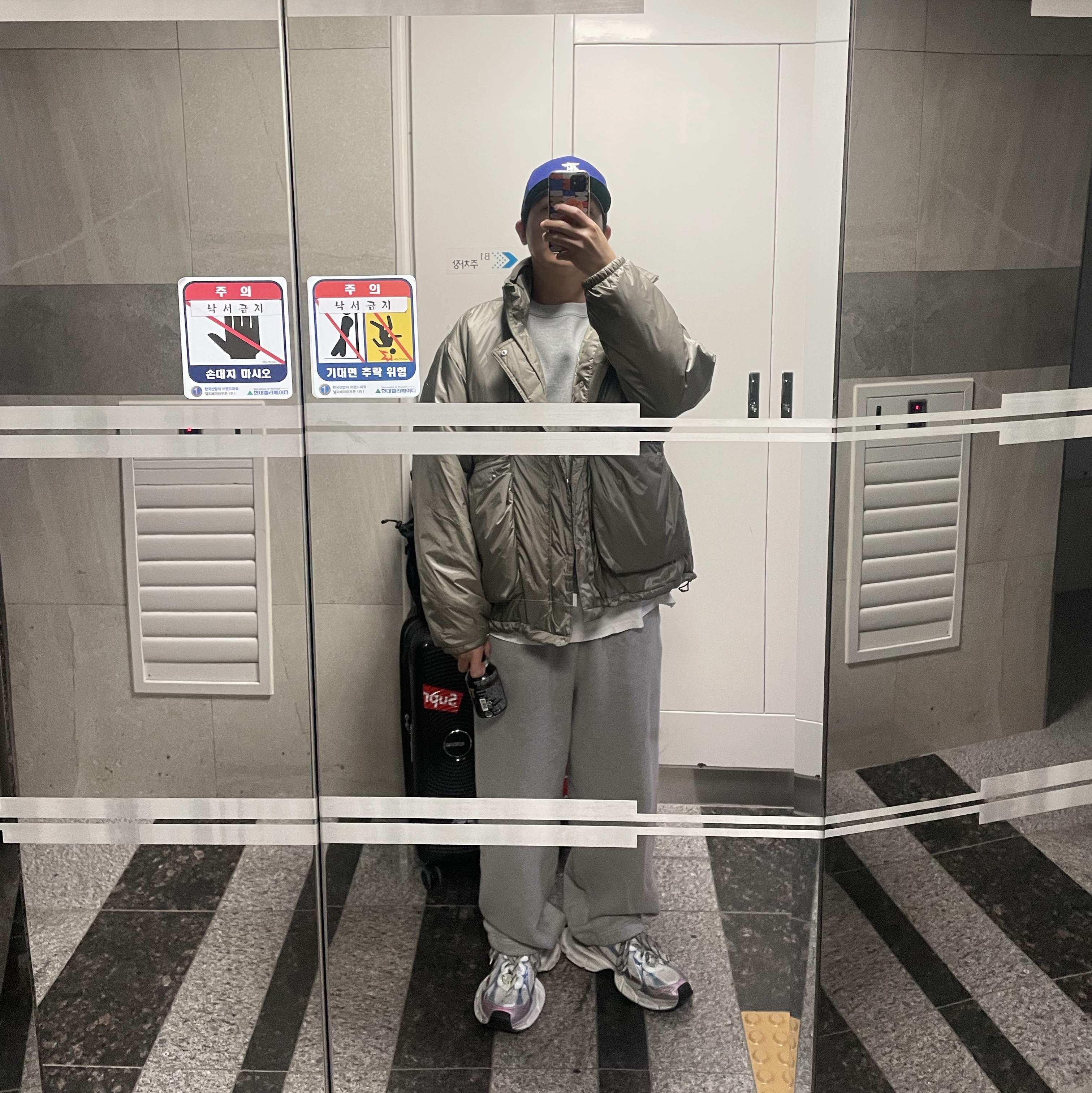 Balenciaga 3XL Sneakers White Red Blue, Essentials x New Era Sized Cap Dark Royal 착용 스타일