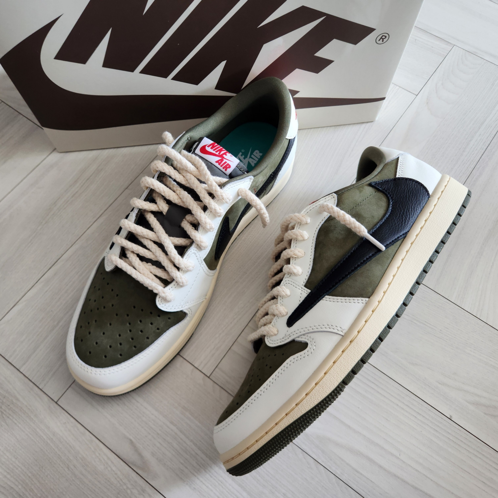 Jordan 1 x Travis Scott Retro Low OG SP Reverse Olive 착용 스타일 - 5