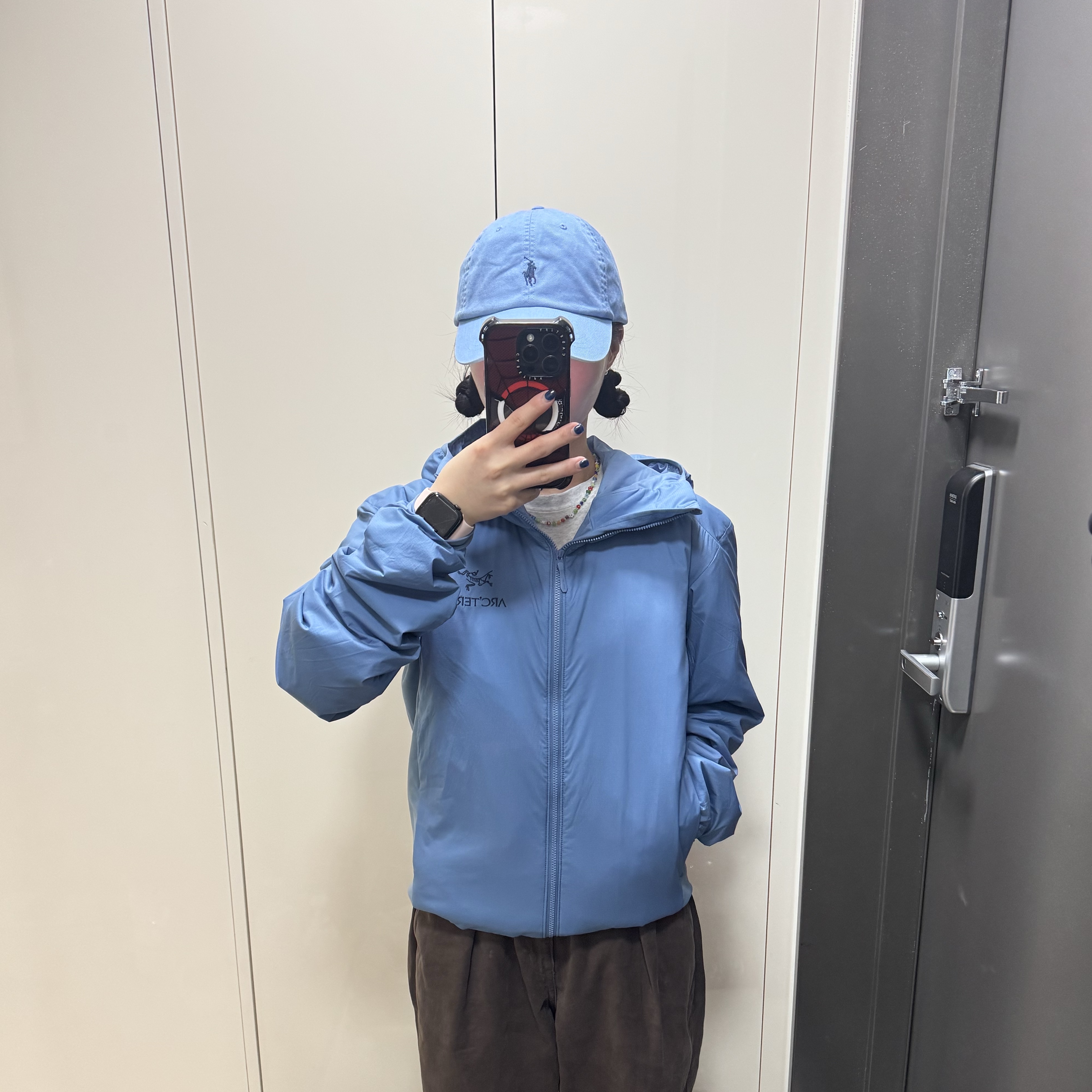 Arc'teryx Atom Hoody Stone Wash 착용 스타일 - 3