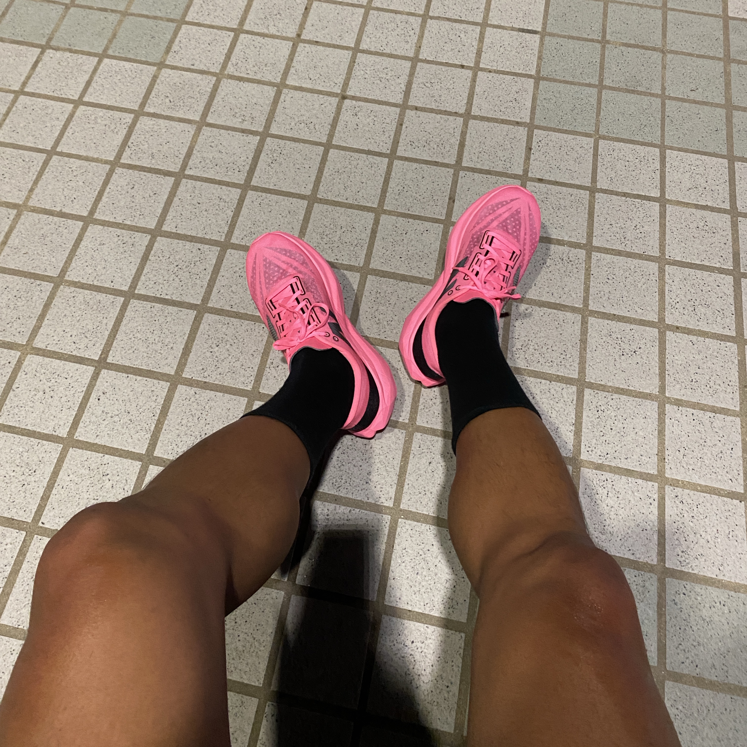 New Balance Fuelcell Rebel v4 Ultra Pink Black - D Standard 착용 스타일