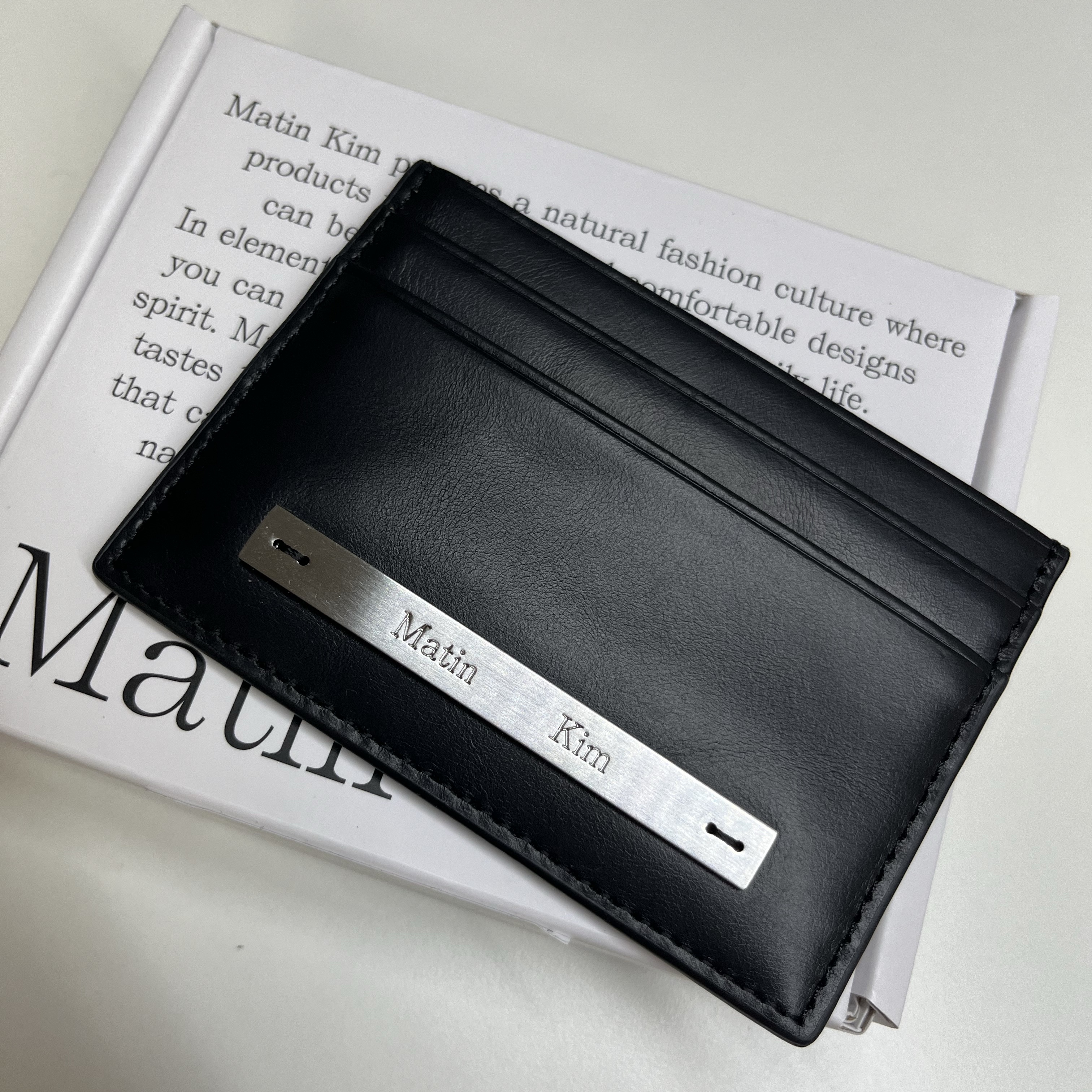 Matin Kim Vintage Card Wallet Black 착용 스타일